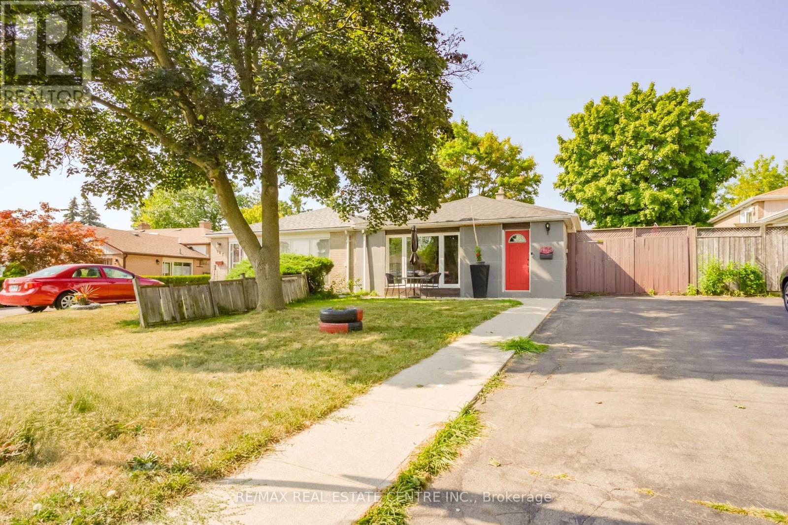 105 Aloma Crescent, Brampton, Ontario  L6T 2N8 - Photo 2 - W12465845