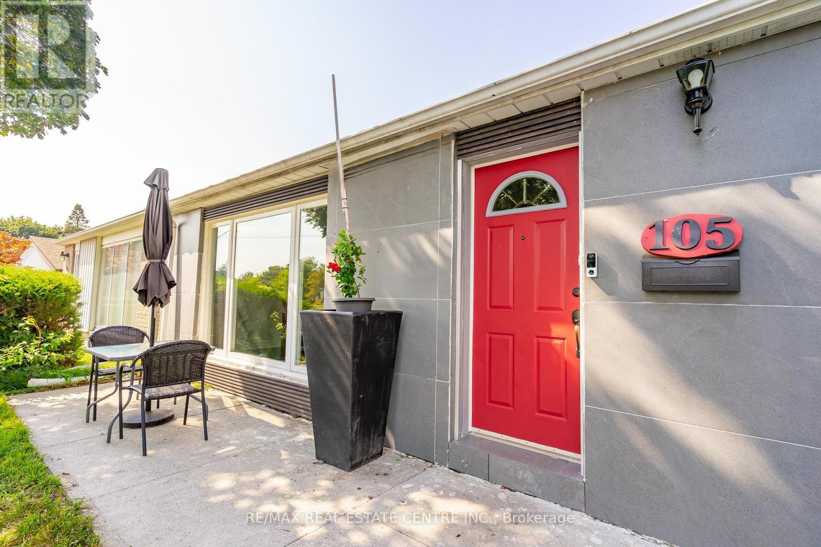 105 Aloma Crescent, Brampton, Ontario  L6T 2N8 - Photo 3 - W12465845