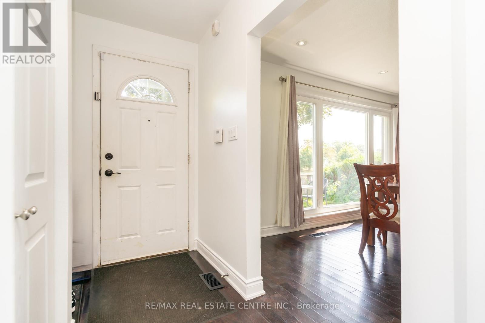 105 Aloma Crescent, Brampton, Ontario  L6T 2N8 - Photo 4 - W12465845