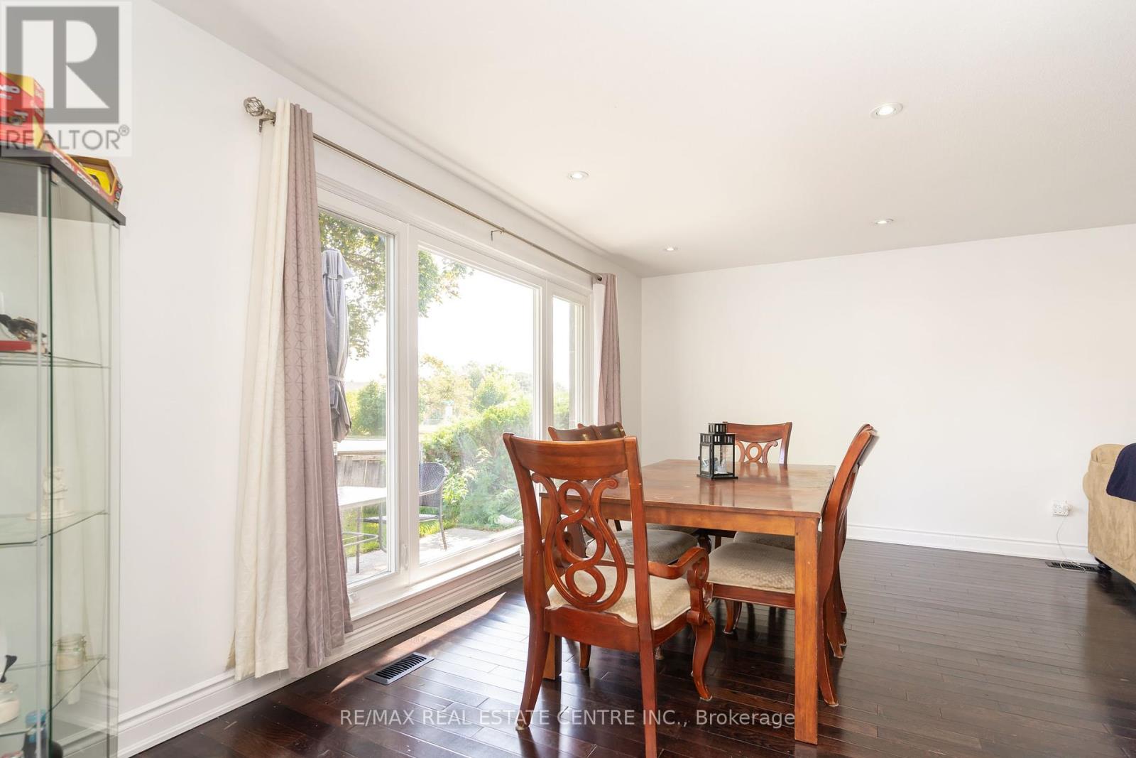 105 Aloma Crescent, Brampton, Ontario  L6T 2N8 - Photo 5 - W12465845