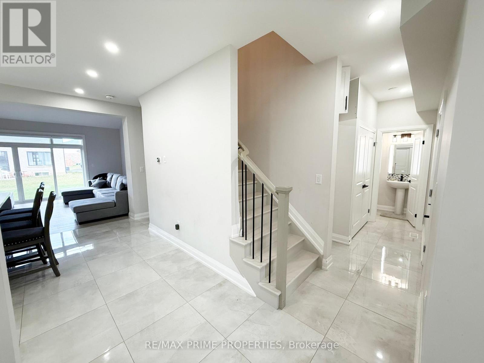 9337 White Oak Avenue, Niagara Falls, Ontario  L2G 3R6 - Photo 8 - X12465822