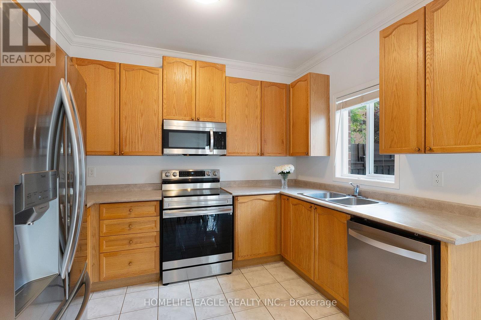 90 Barnwood Drive, Richmond Hill, Ontario  L4E 5A2 - Photo 11 - N12395217