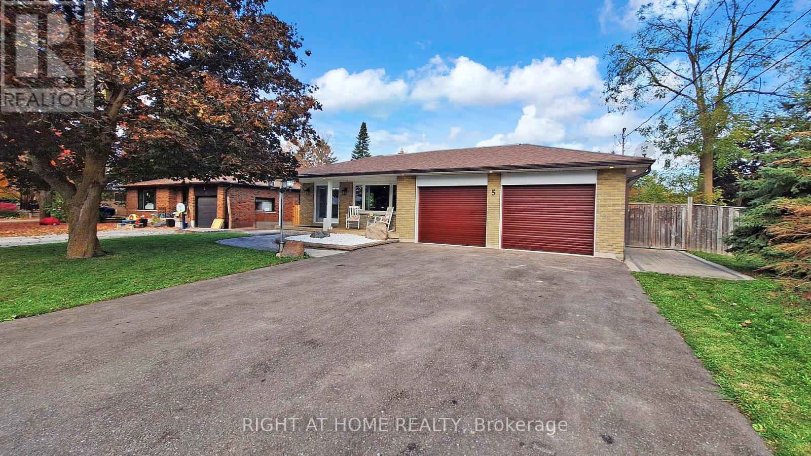 5 Glendale Avenue, Essa, Ontario  L0L 2N0 - Photo 4 - N12465428