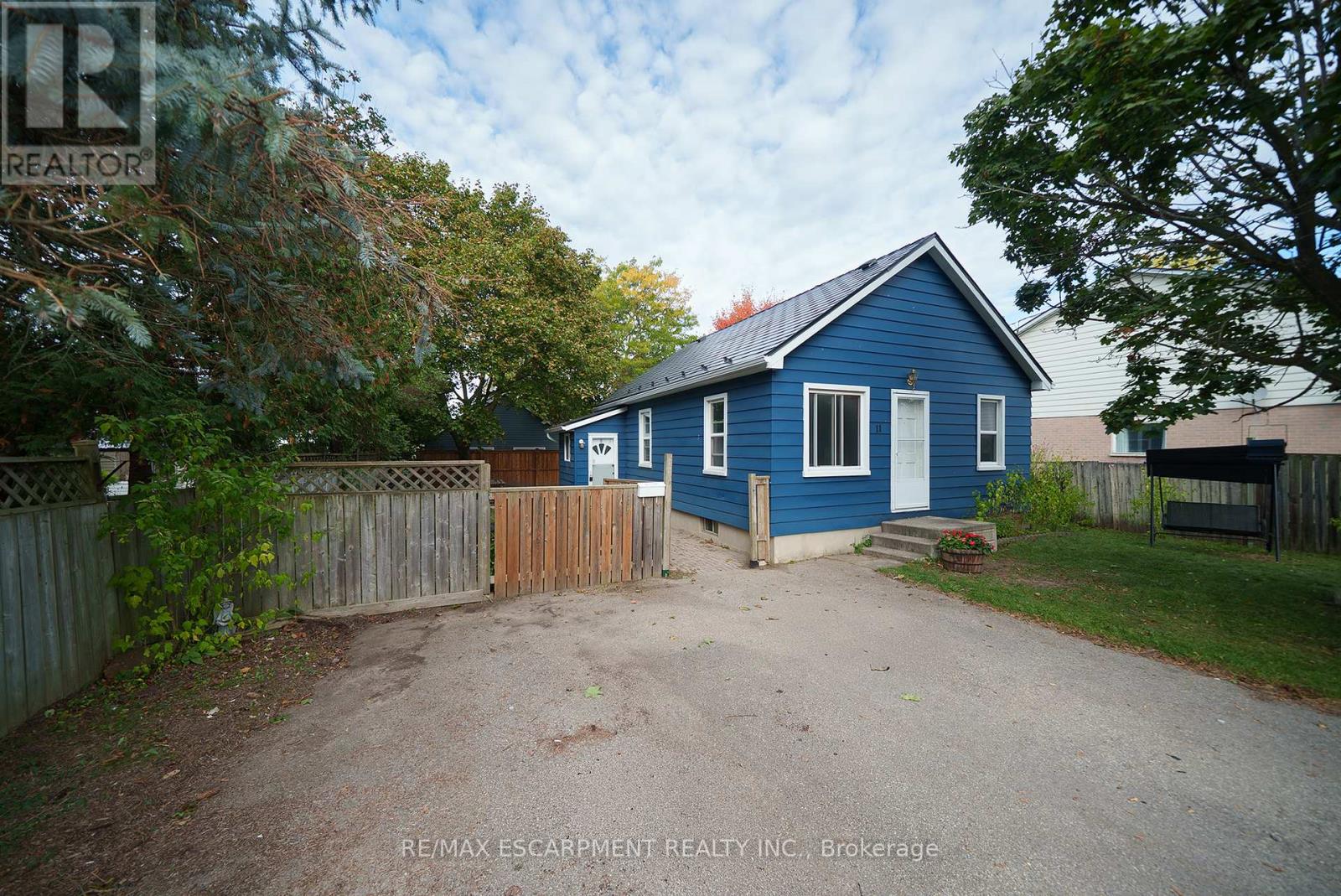 11 NEWCASTLE STREET, Brantford, Ontario