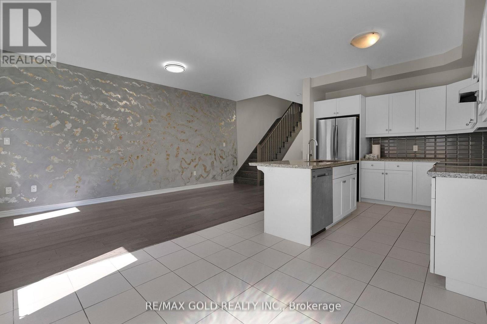 19 Santa Barbara Lane, Hamilton, Ontario  L9B 0J3 - Photo 11 - X12464259