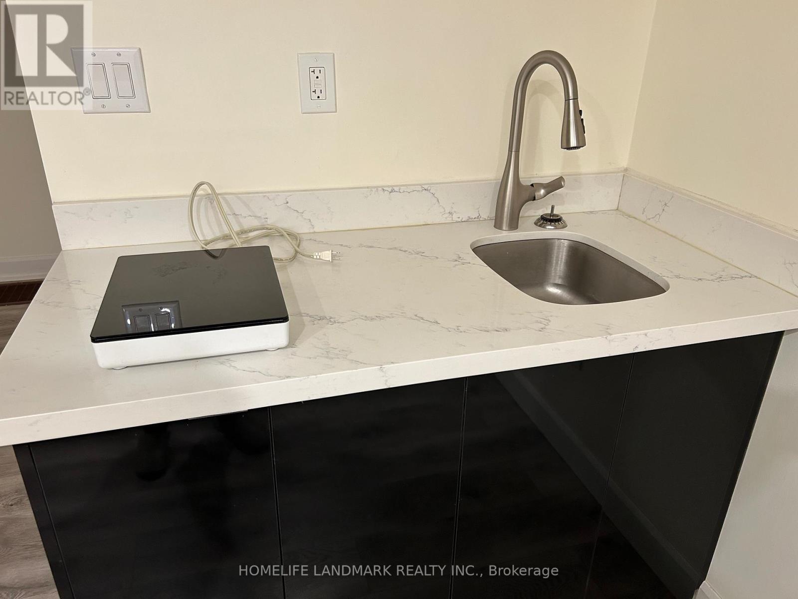 Bachelr - 34 Ulster Street, Toronto, Ontario  M5S 1E3 - Photo 2 - C12465854