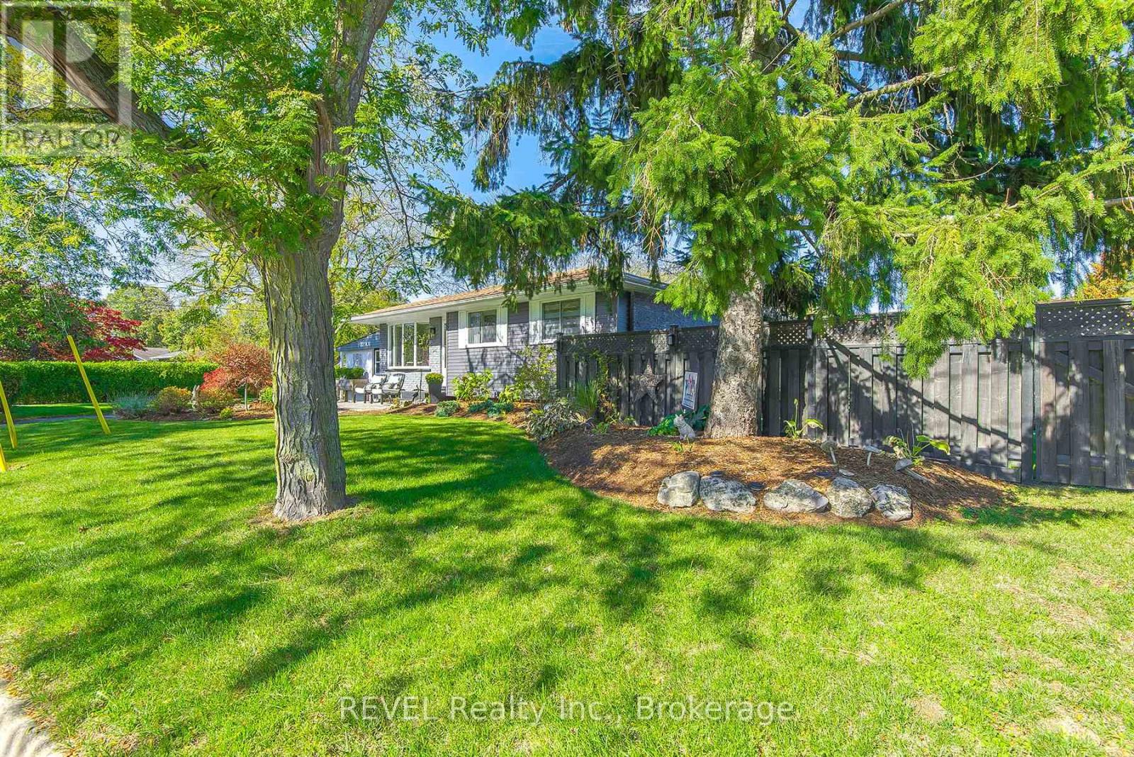 2 Cherie Road, St. Catharines, Ontario  L2M 6J9 - Photo 4 - X12466054