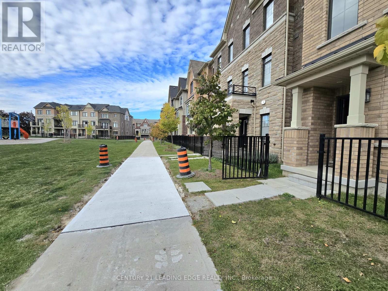 12 Cafaro Lane, Markham, Ontario  L6C 0Z2 - Photo 4 - N12465886