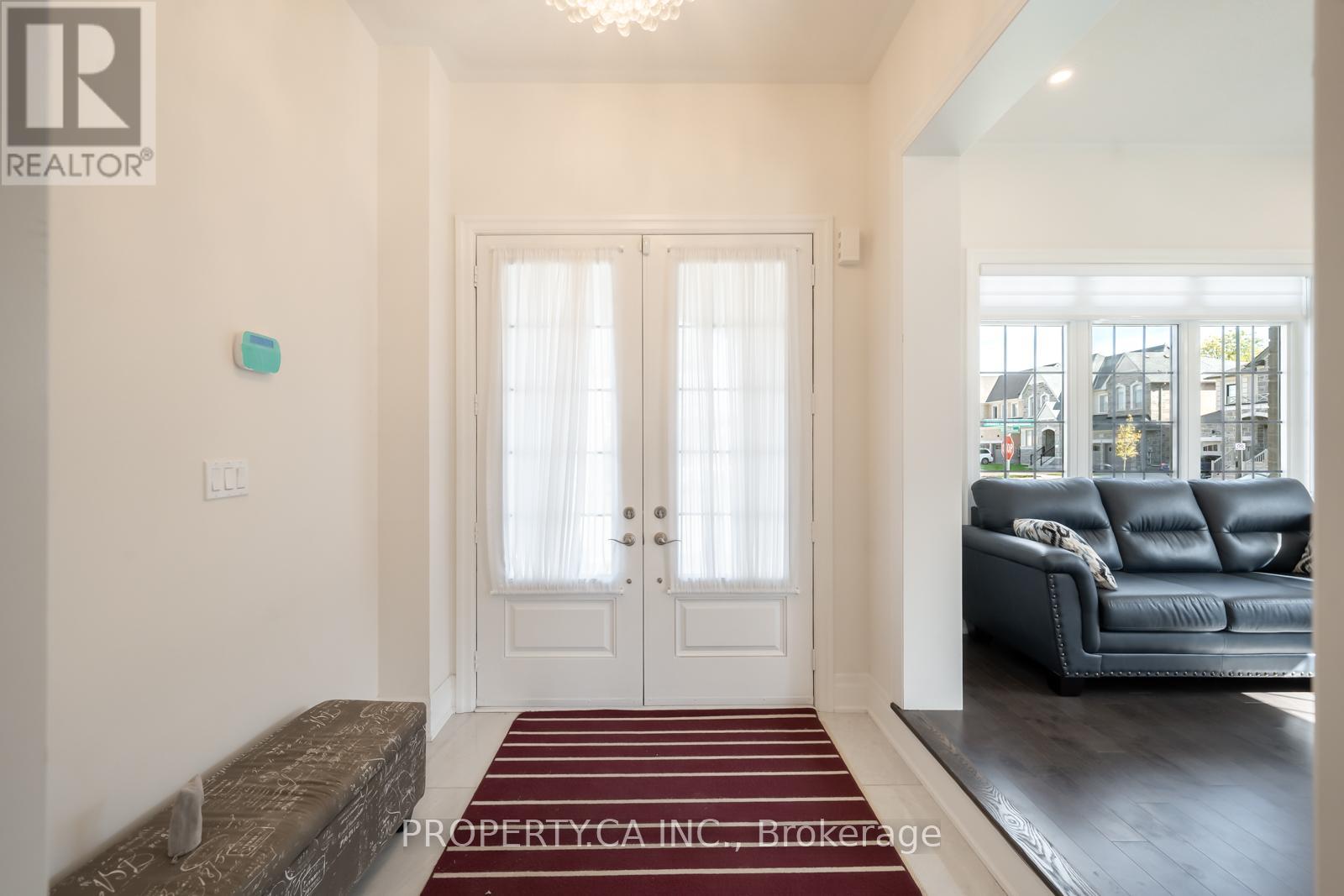 390 Danny Wheeler Boulevard, Georgina, Ontario  L4P 0J8 - Photo 6 - N12465903