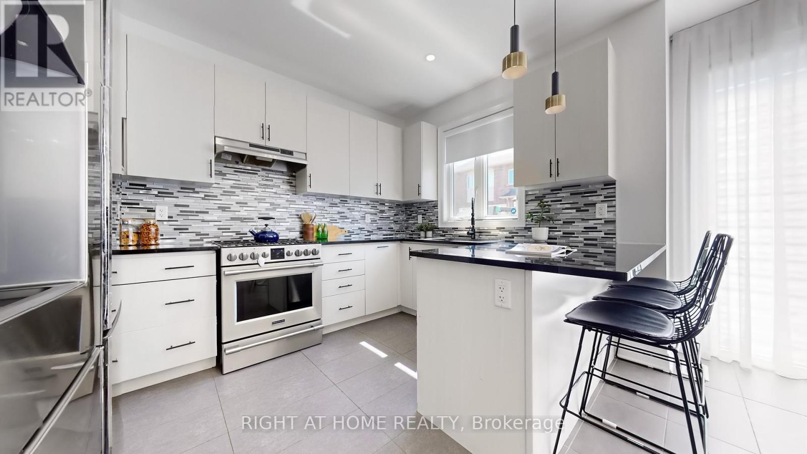 34 Kidd Street, Bradford West Gwillimbury, Ontario  L3Z 0V5 - Photo 11 - N12465945