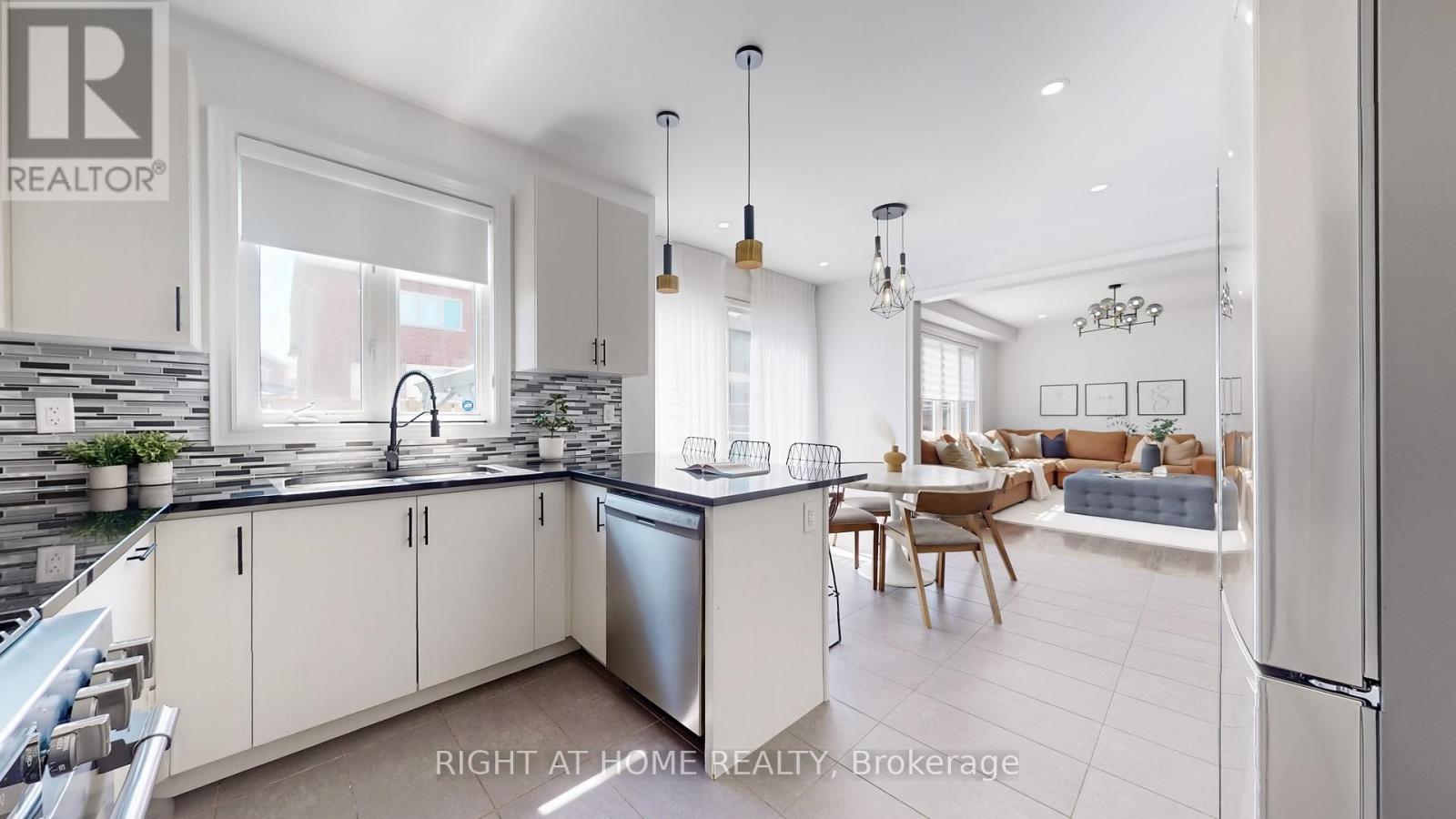 34 Kidd Street, Bradford West Gwillimbury, Ontario  L3Z 0V5 - Photo 12 - N12465945