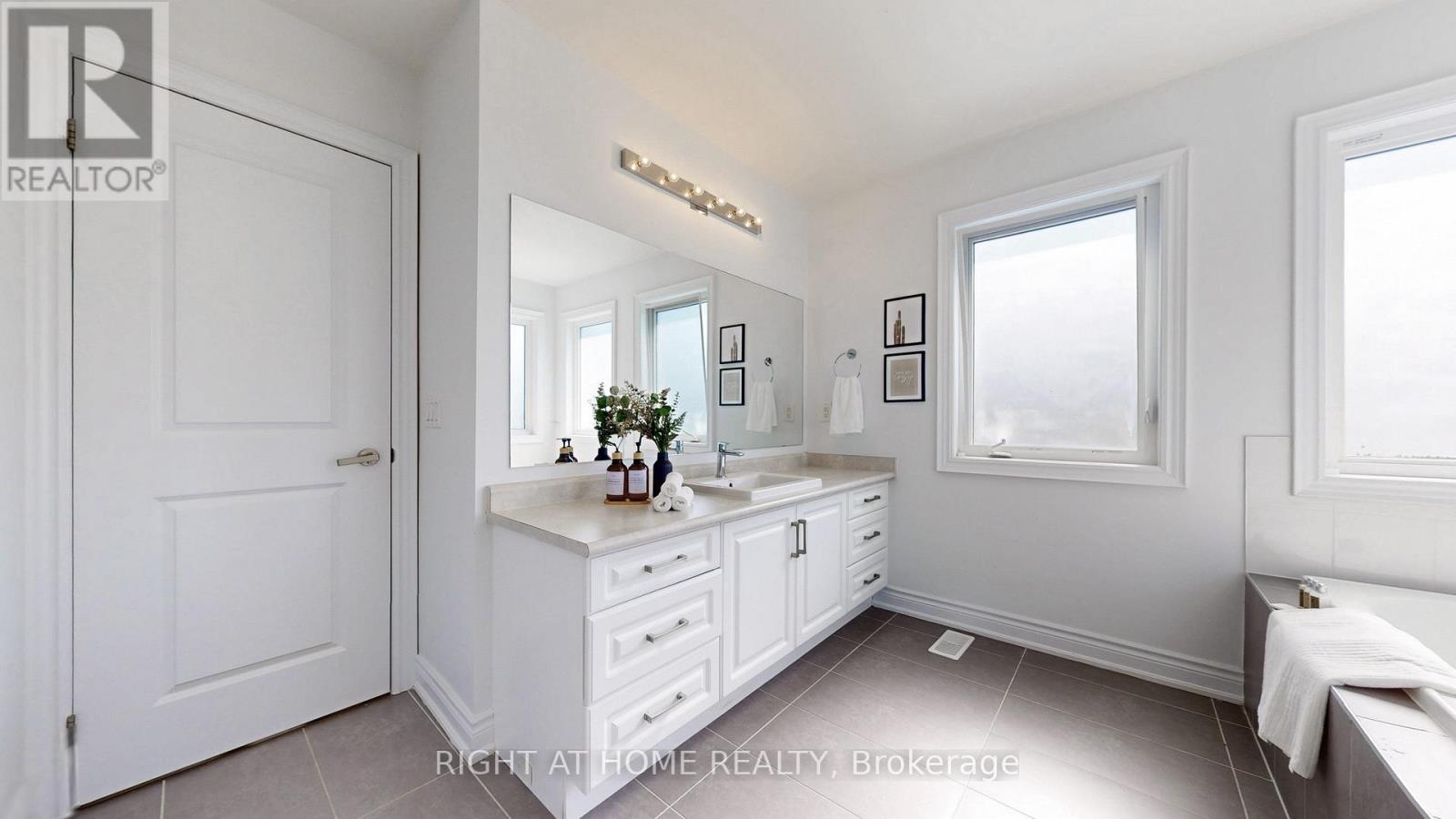 34 Kidd Street, Bradford West Gwillimbury, Ontario  L3Z 0V5 - Photo 30 - N12465945