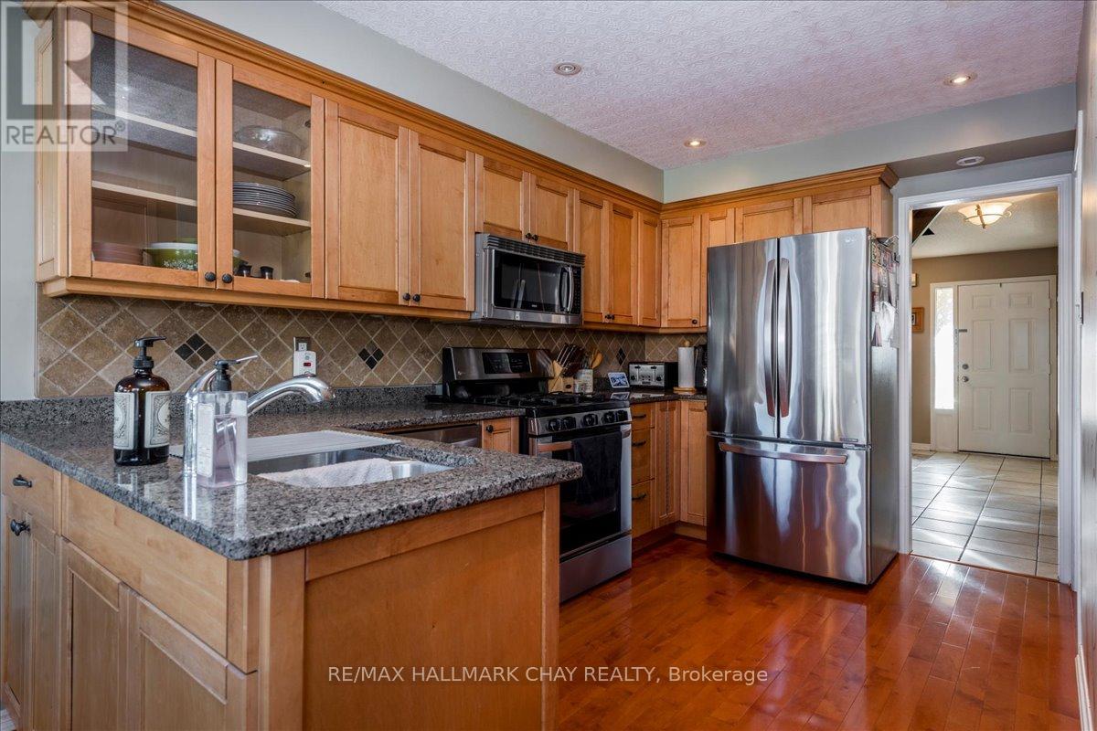 21 Barwick Drive, Barrie, Ontario  L4N 6Z7 - Photo 7 - S12465973