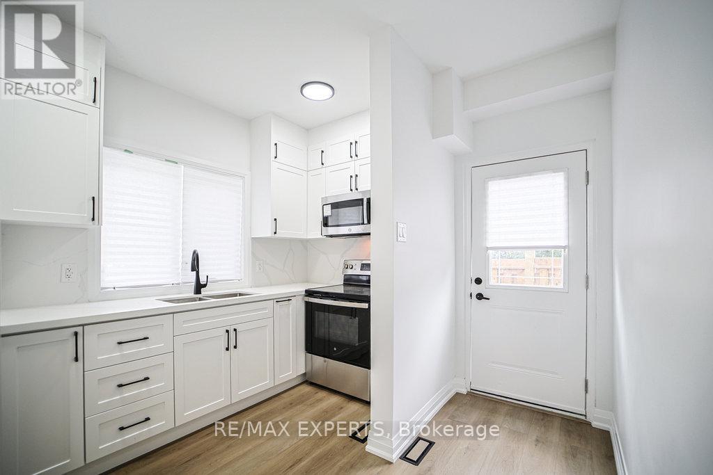 1 - 426 Veterans Drive, Barrie, Ontario  L4N 9G9 - Photo 4 - S12466015