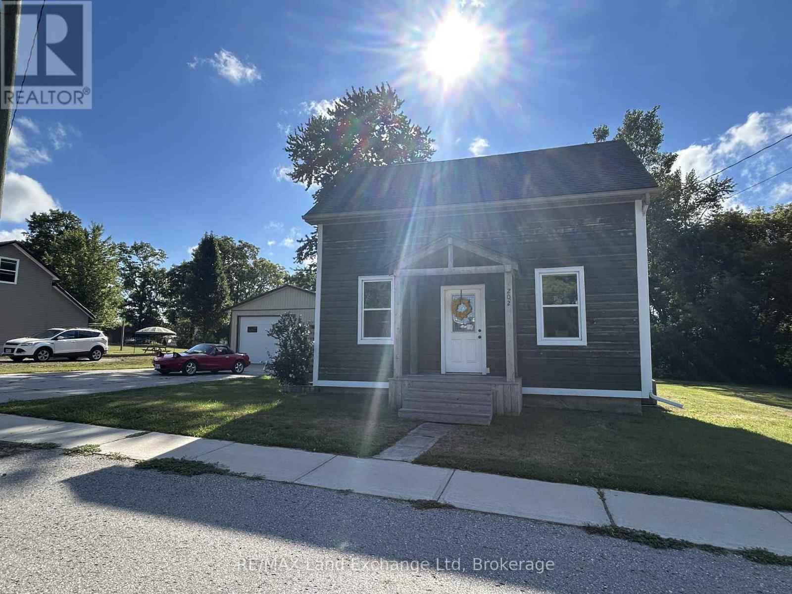 202 Union Street, North Huron, Ontario  N0M 1H0 - Photo 3 - X12466066