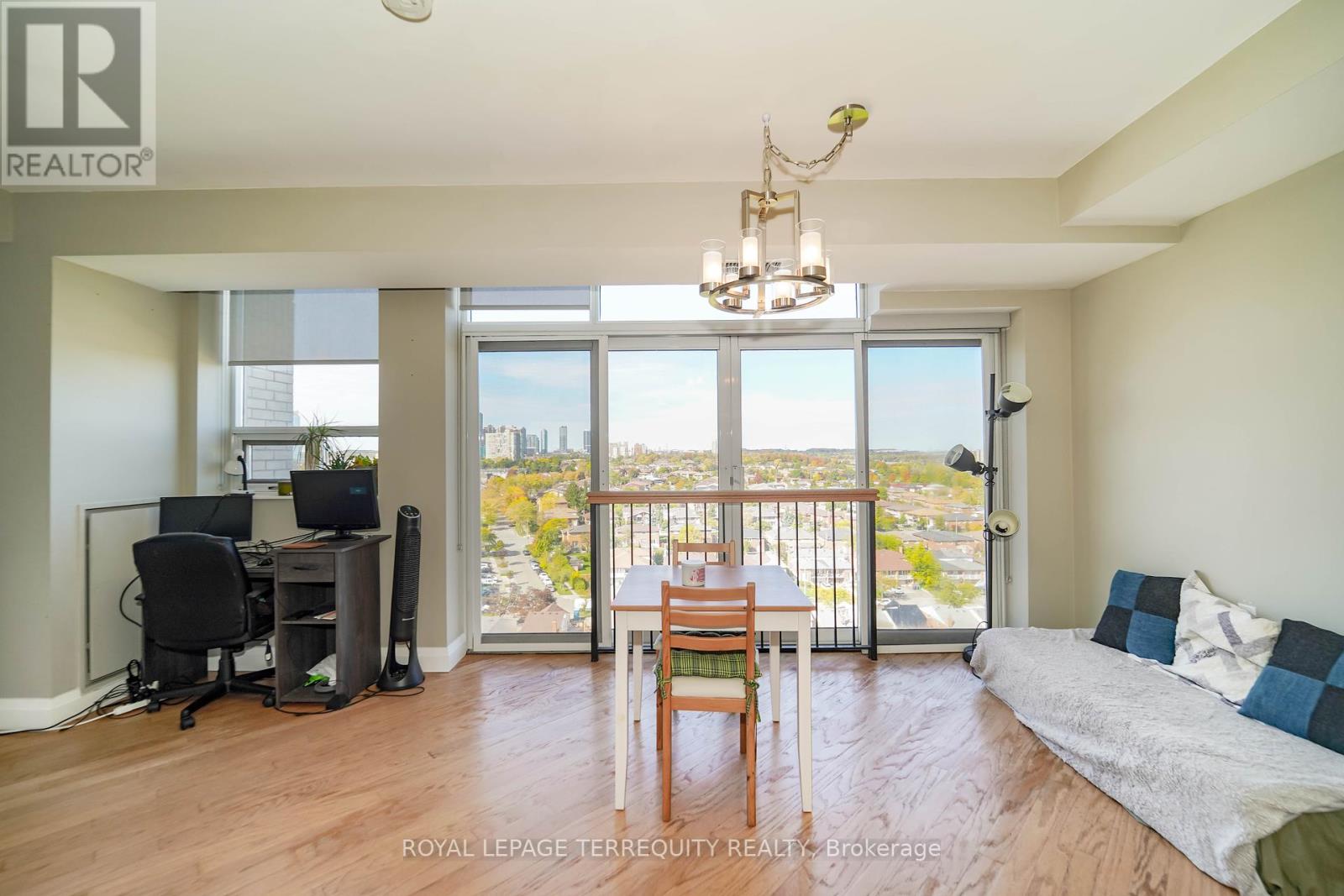 1402 - 200 Burnhamthorpe Road E, Mississauga, Ontario  L5A 4L4 - Photo 10 - W12465979