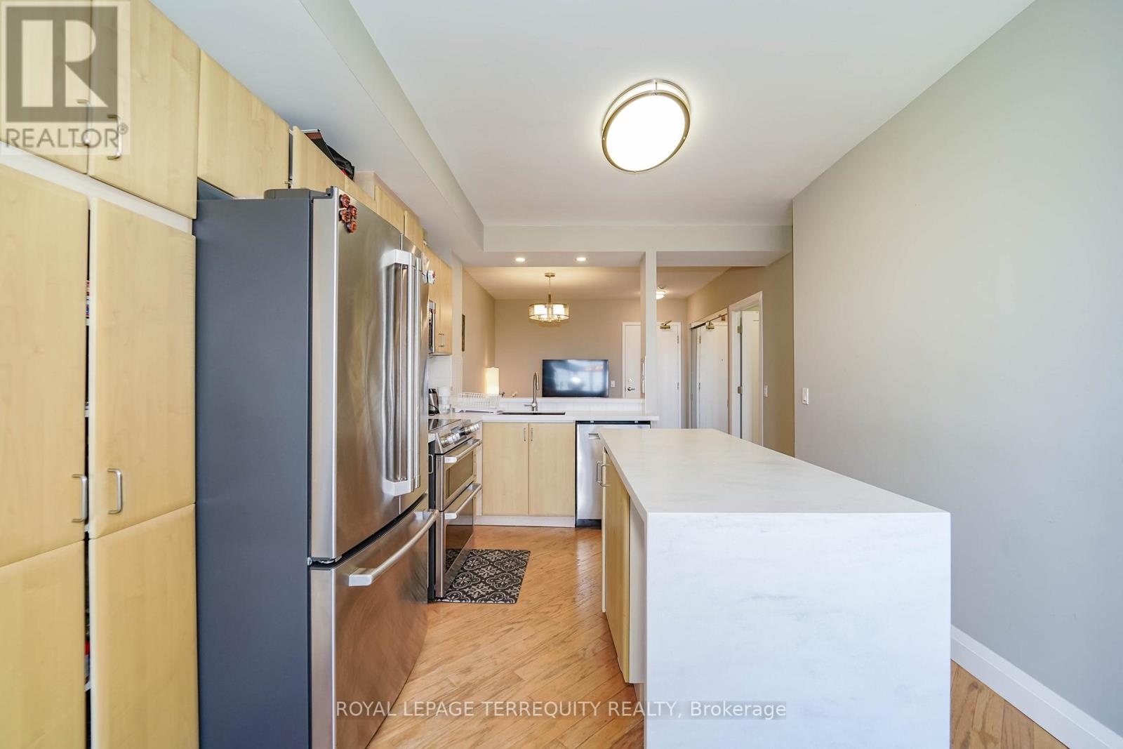 1402 - 200 Burnhamthorpe Road E, Mississauga, Ontario  L5A 4L4 - Photo 3 - W12465979