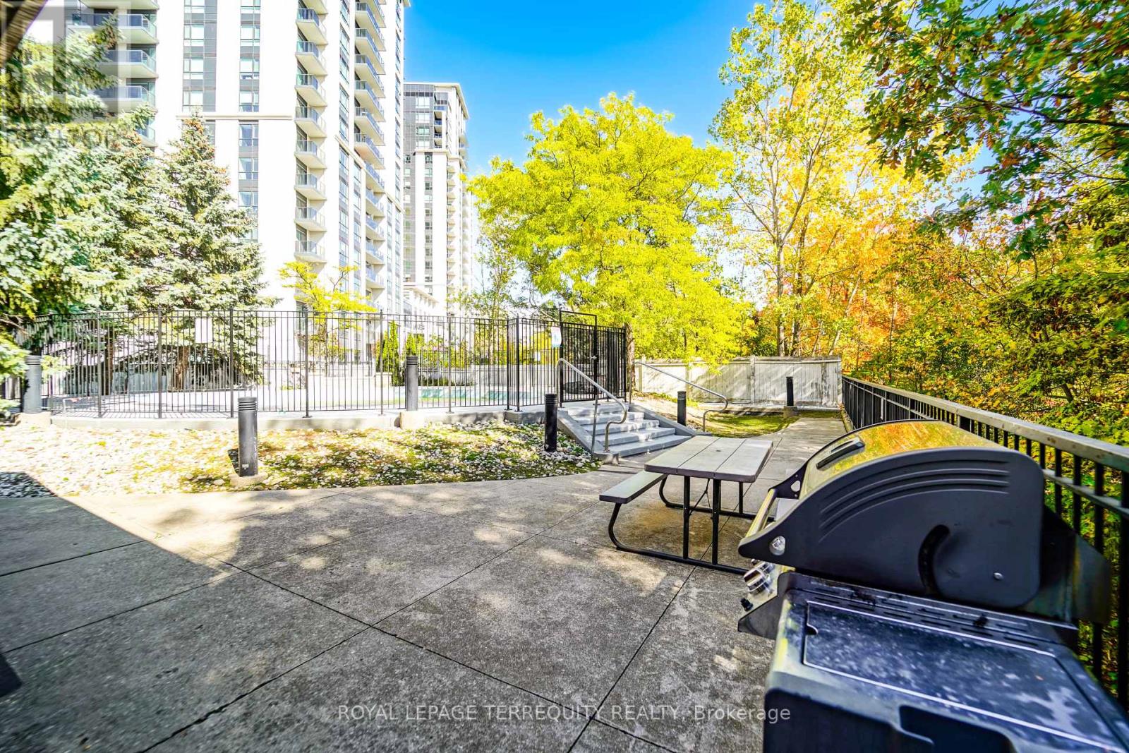 1402 - 200 Burnhamthorpe Road E, Mississauga, Ontario  L5A 4L4 - Photo 35 - W12465979