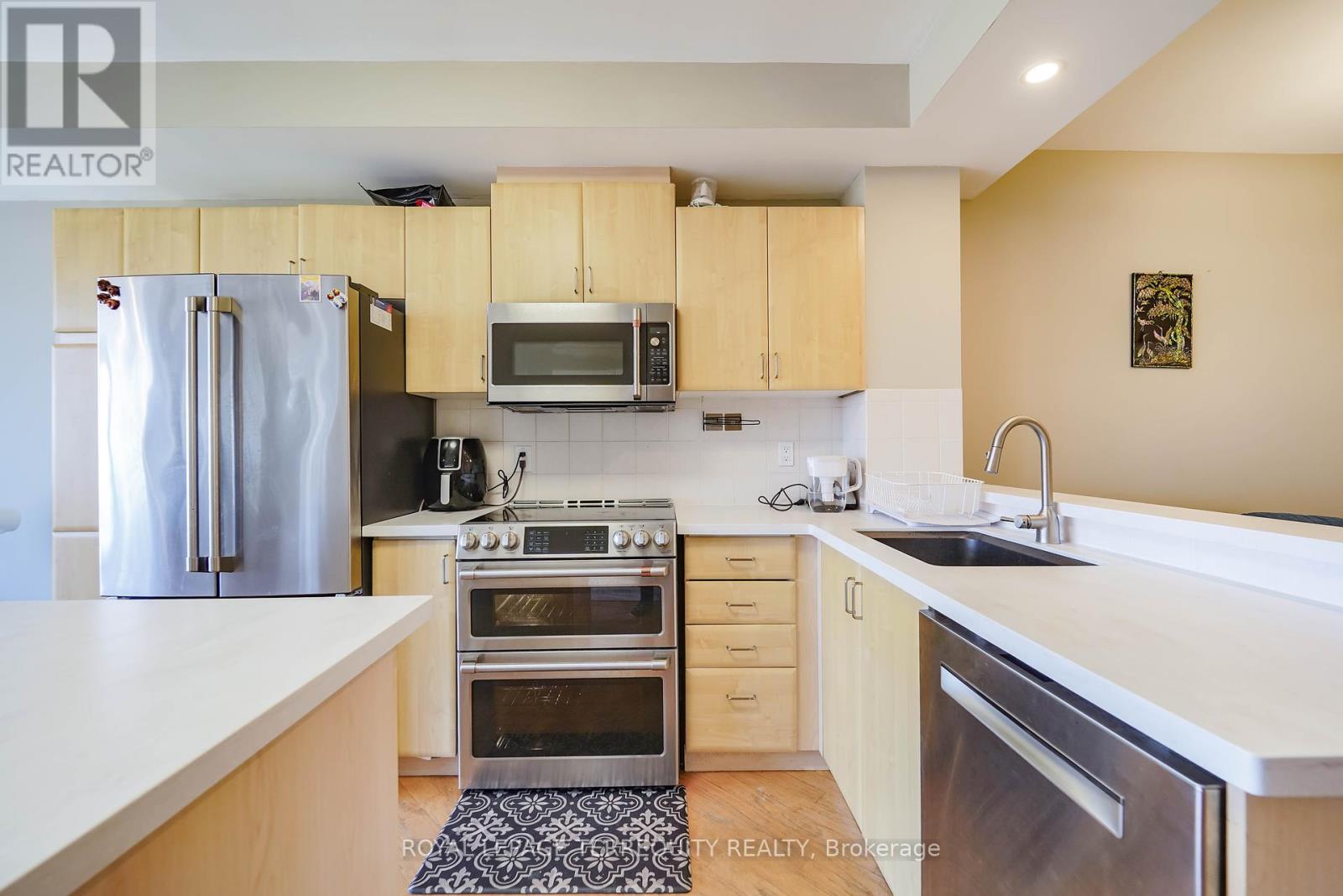 1402 - 200 Burnhamthorpe Road E, Mississauga, Ontario  L5A 4L4 - Photo 4 - W12465979