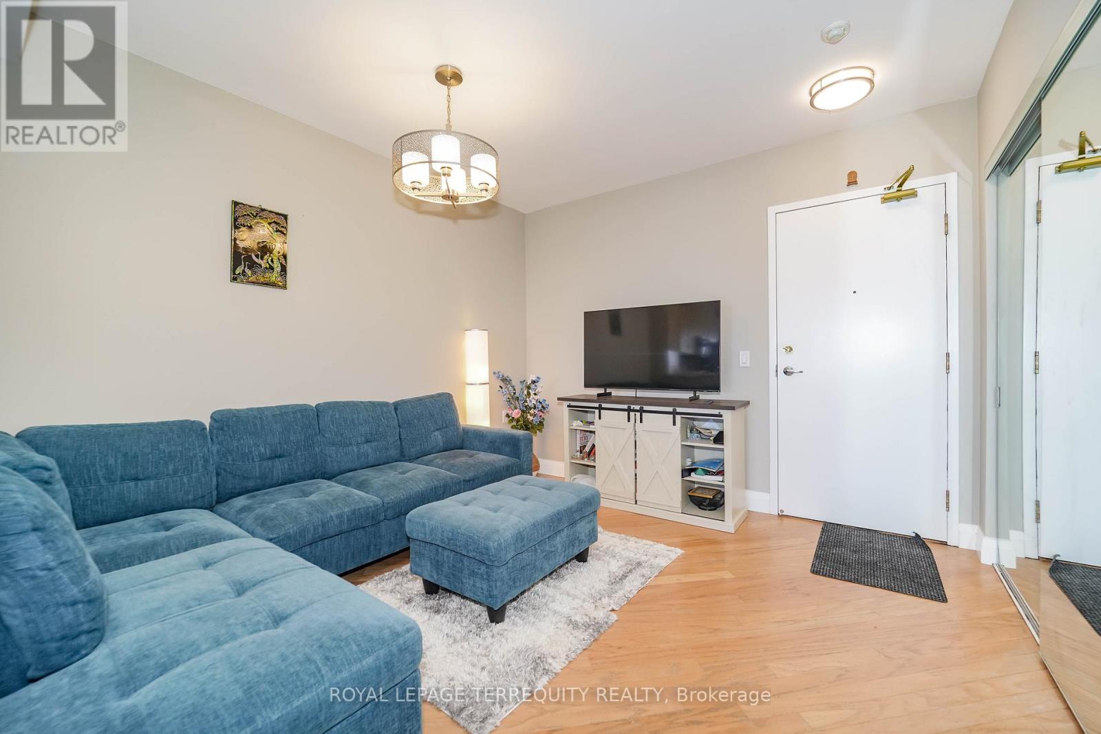 1402 - 200 Burnhamthorpe Road E, Mississauga, Ontario  L5A 4L4 - Photo 8 - W12465979