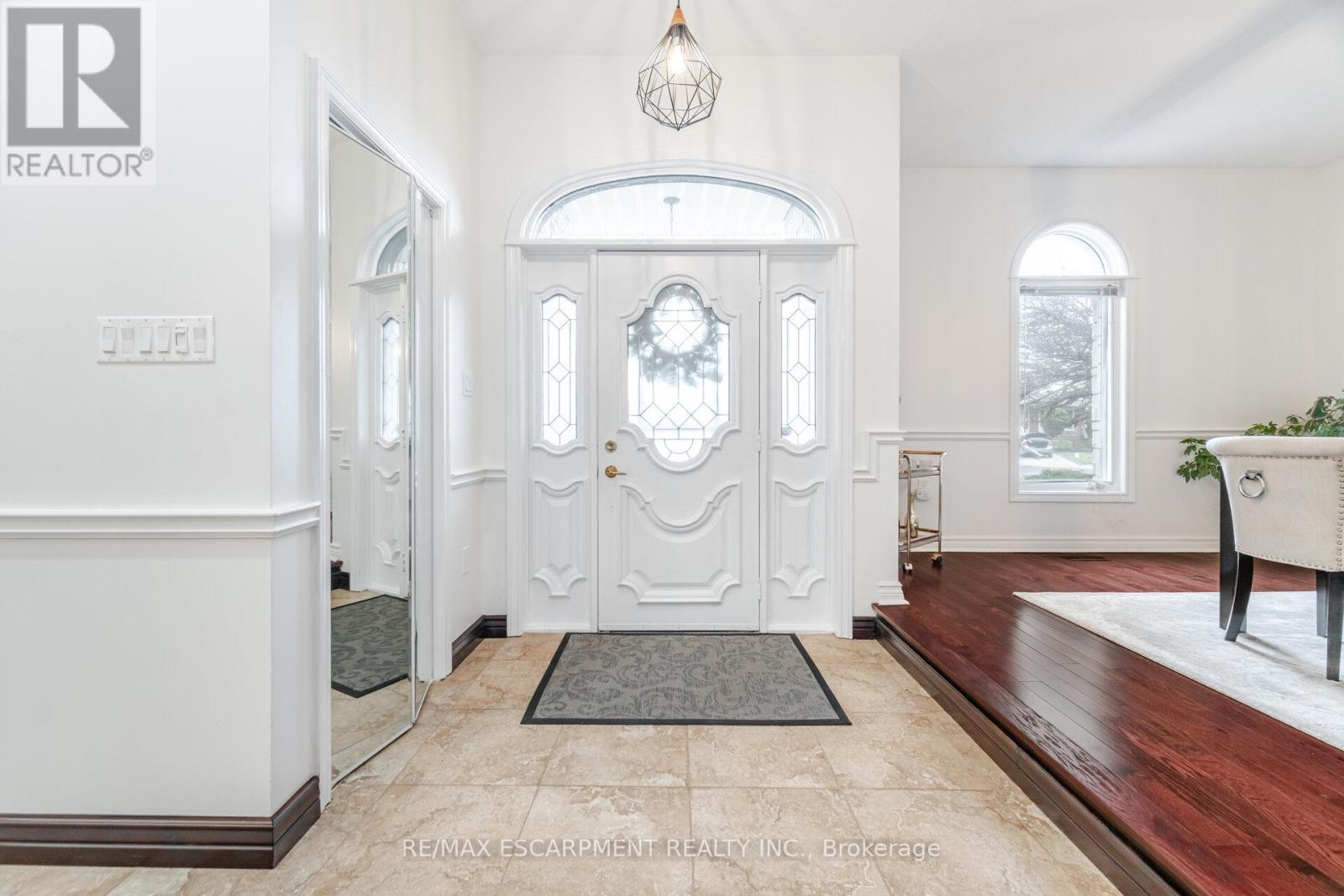 31 Ingrid Court, Hamilton, Ontario  L8W 2V4 - Photo 5 - X12465937