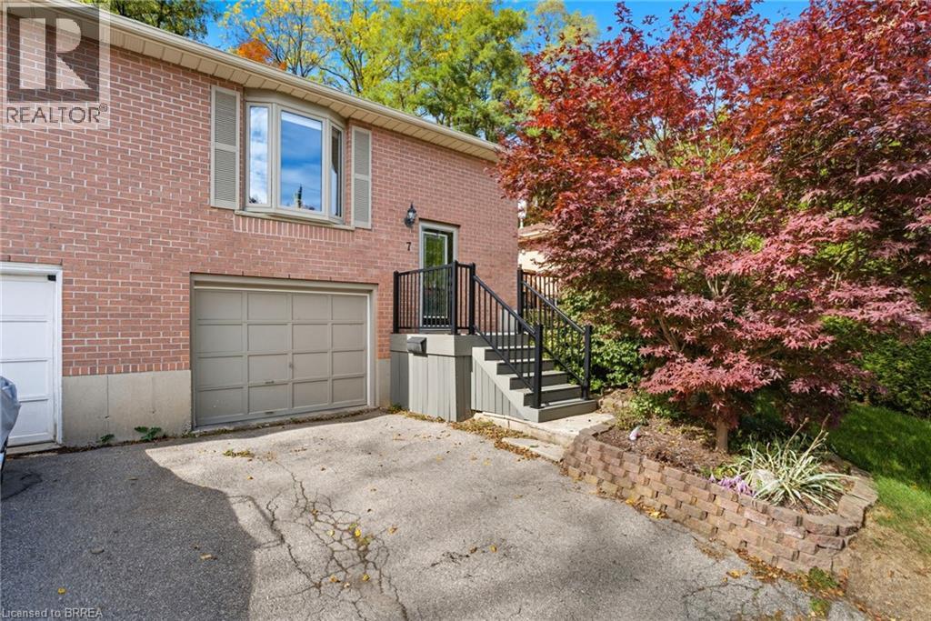 7 ACRES Street, paris, Ontario