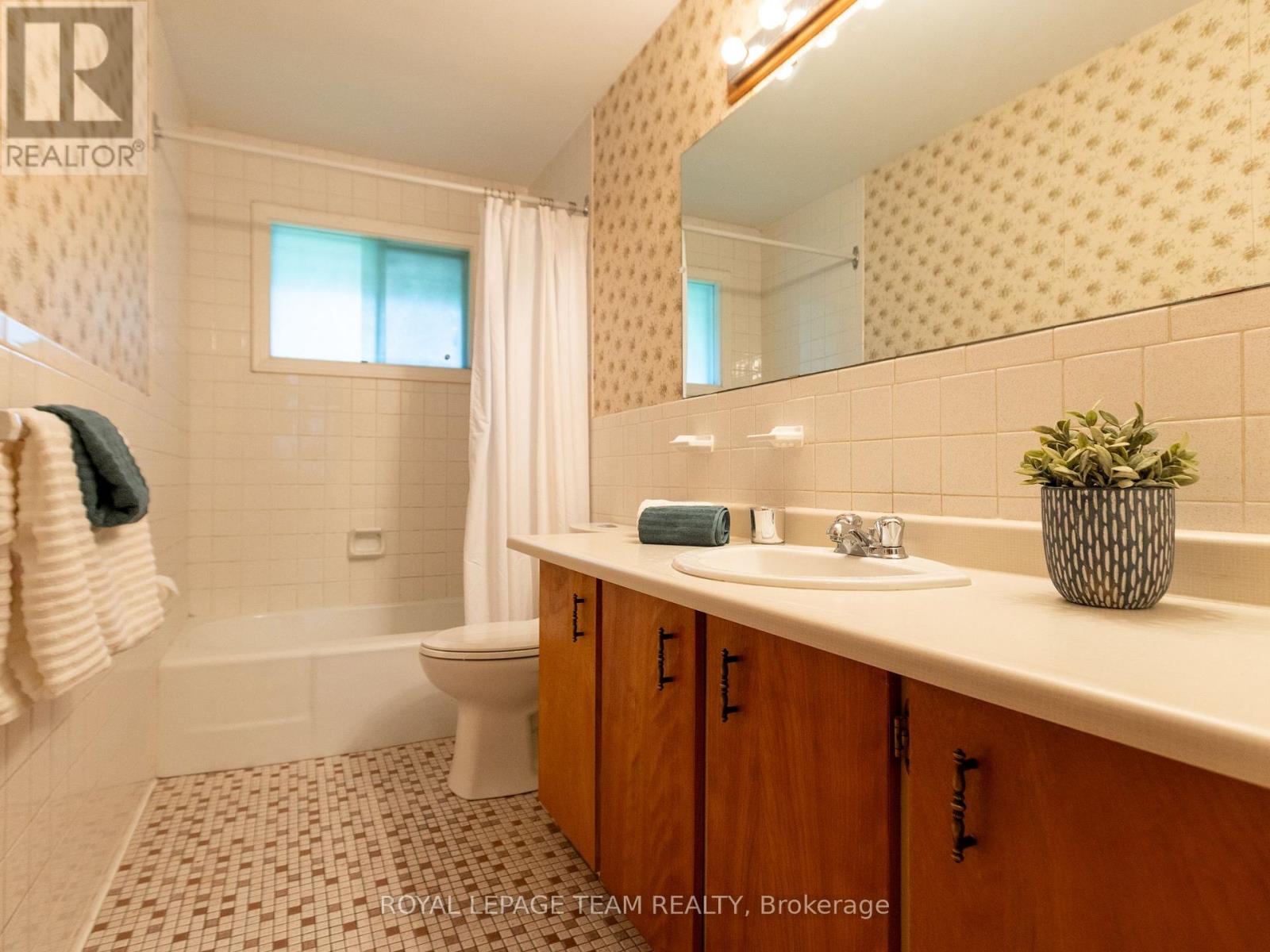 1231 Ridgemont Avenue, Ottawa, Ontario  K1V 6E6 - Photo 15 - X12466119