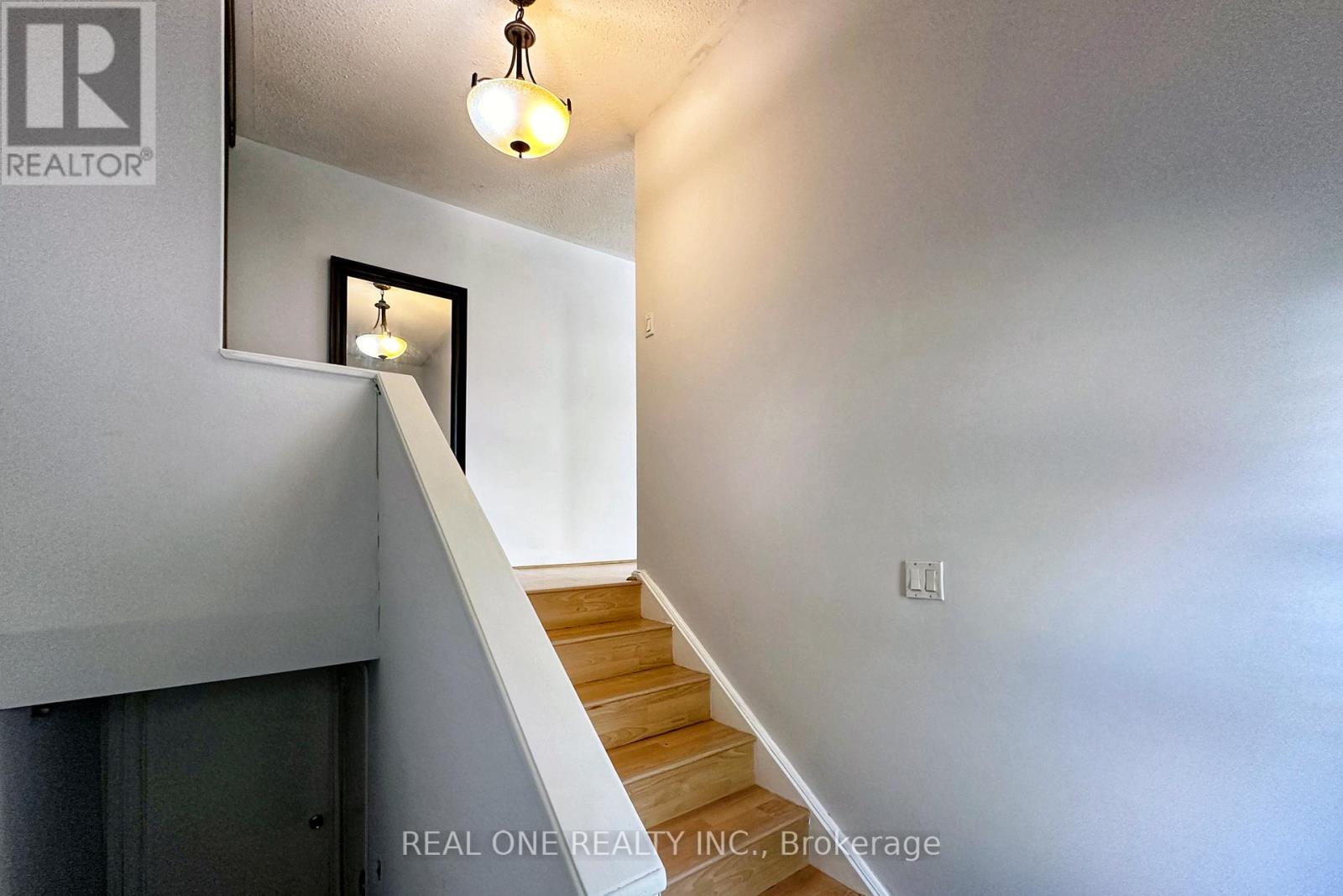 Upper - 27 Tuscarora Drive, Toronto, Ontario  M2H 2K4 - Photo 3 - C12466059