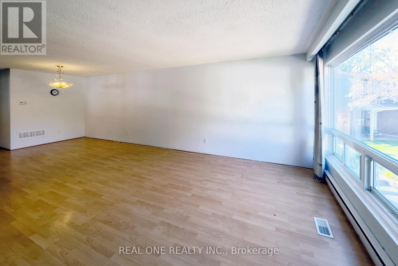 Upper - 27 Tuscarora Drive, Toronto, Ontario  M2H 2K4 - Photo 4 - C12466059