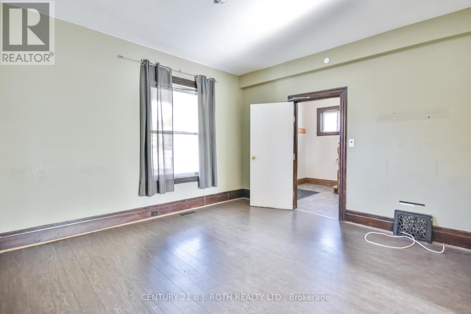 67 Nottawasaga Street, Orillia, Ontario  L3V 3J5 - Photo 5 - S12466043