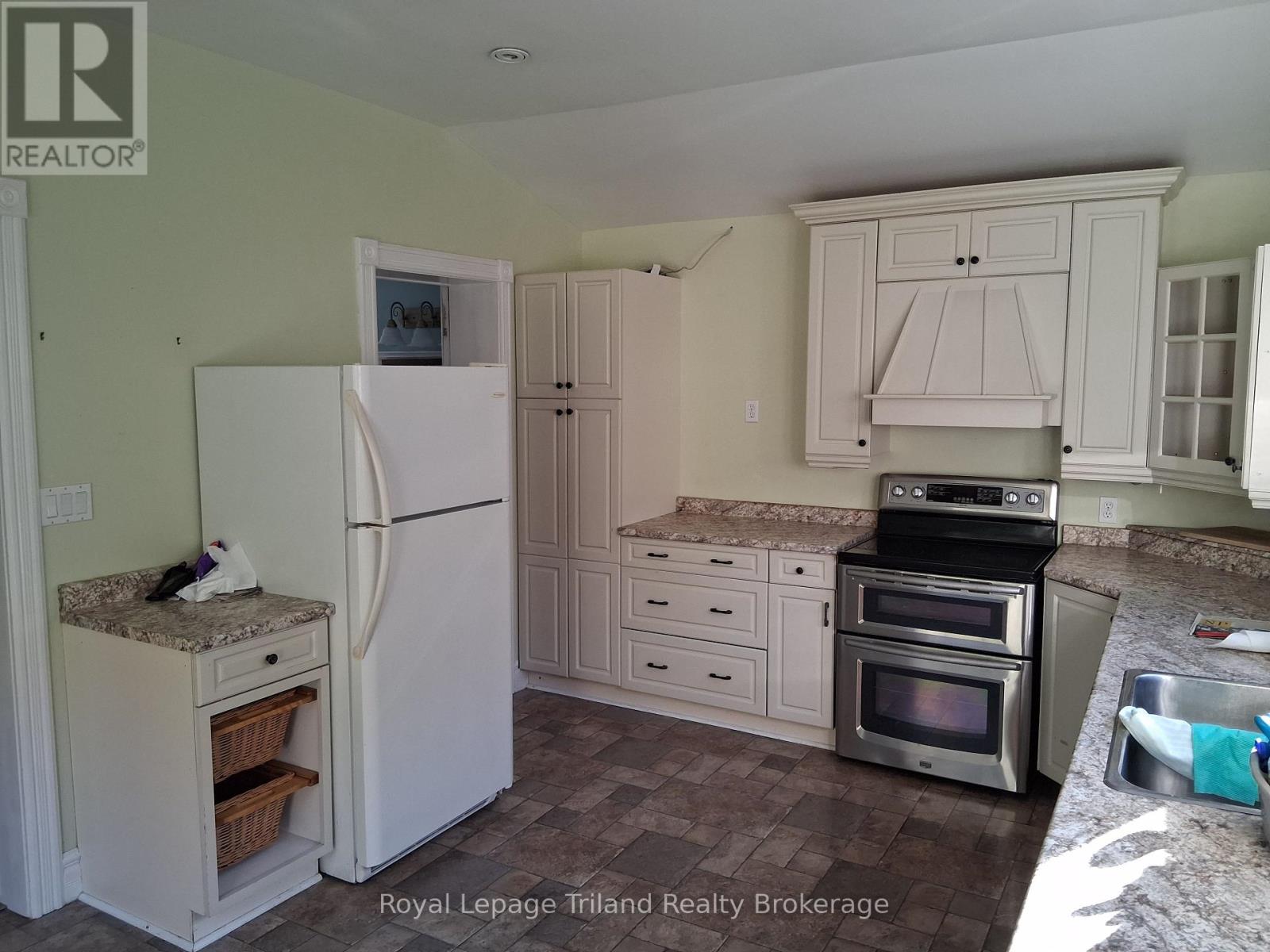 338 Smith Street, Central Elgin, Ontario  N5L 1C6 - Photo 10 - X12466164