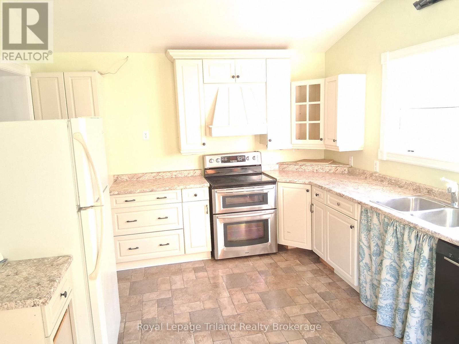 338 Smith Street, Central Elgin, Ontario  N5L 1C6 - Photo 8 - X12466164