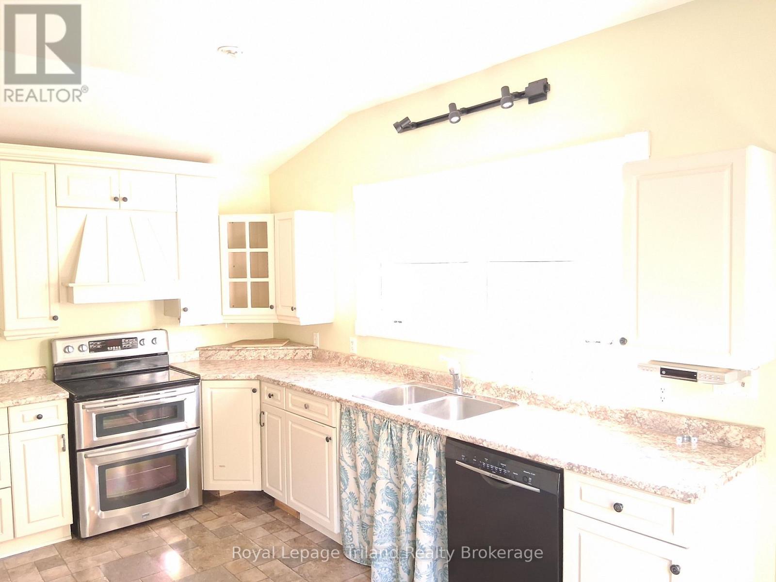 338 Smith Street, Central Elgin, Ontario  N5L 1C6 - Photo 9 - X12466164