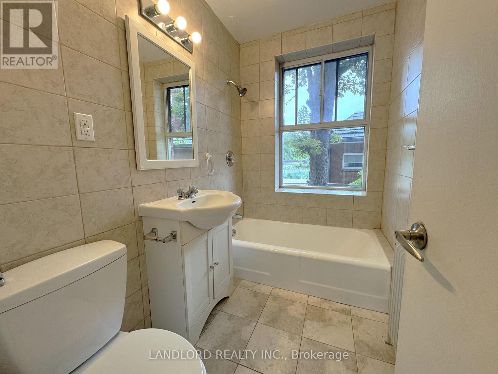 4 - 2696 Lake Shore Boulevard W, Toronto, Ontario  M8V 1G8 - Photo 5 - W12466031