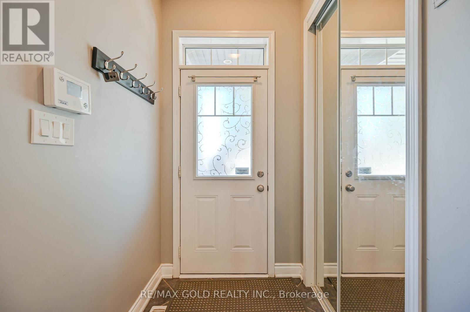 20 Meadowcrest Lane, Brampton, Ontario  L7A 0T8 - Photo 4 - W12466044