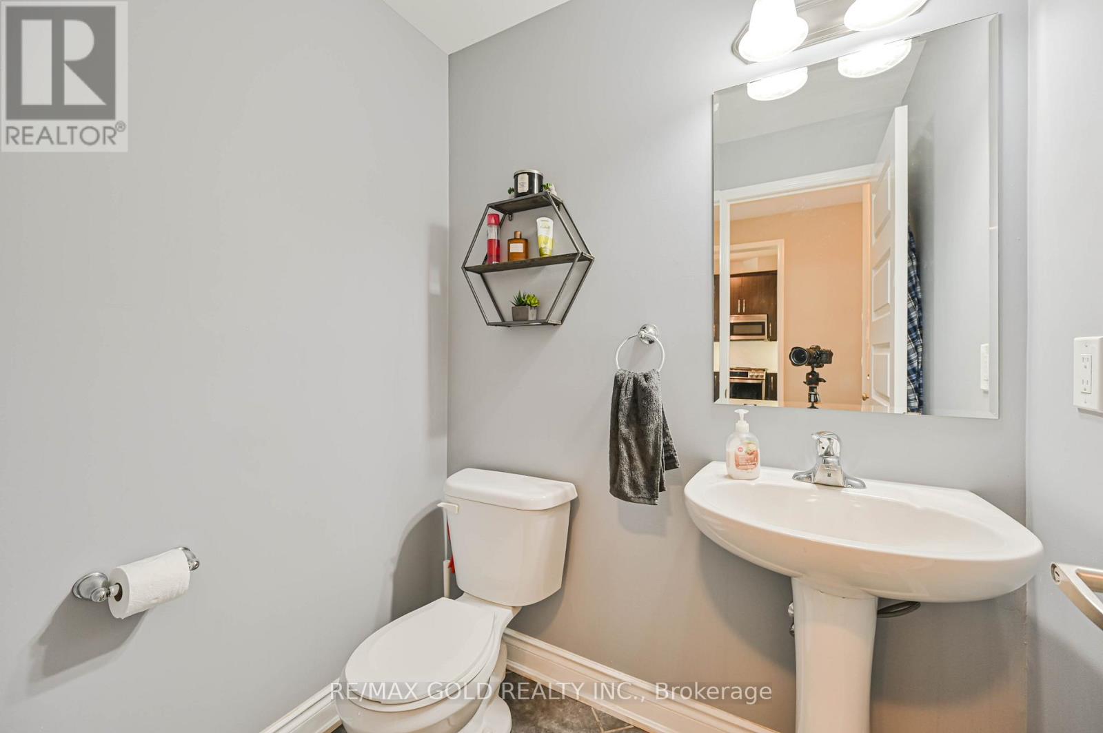 20 Meadowcrest Lane, Brampton, Ontario  L7A 0T8 - Photo 8 - W12466044