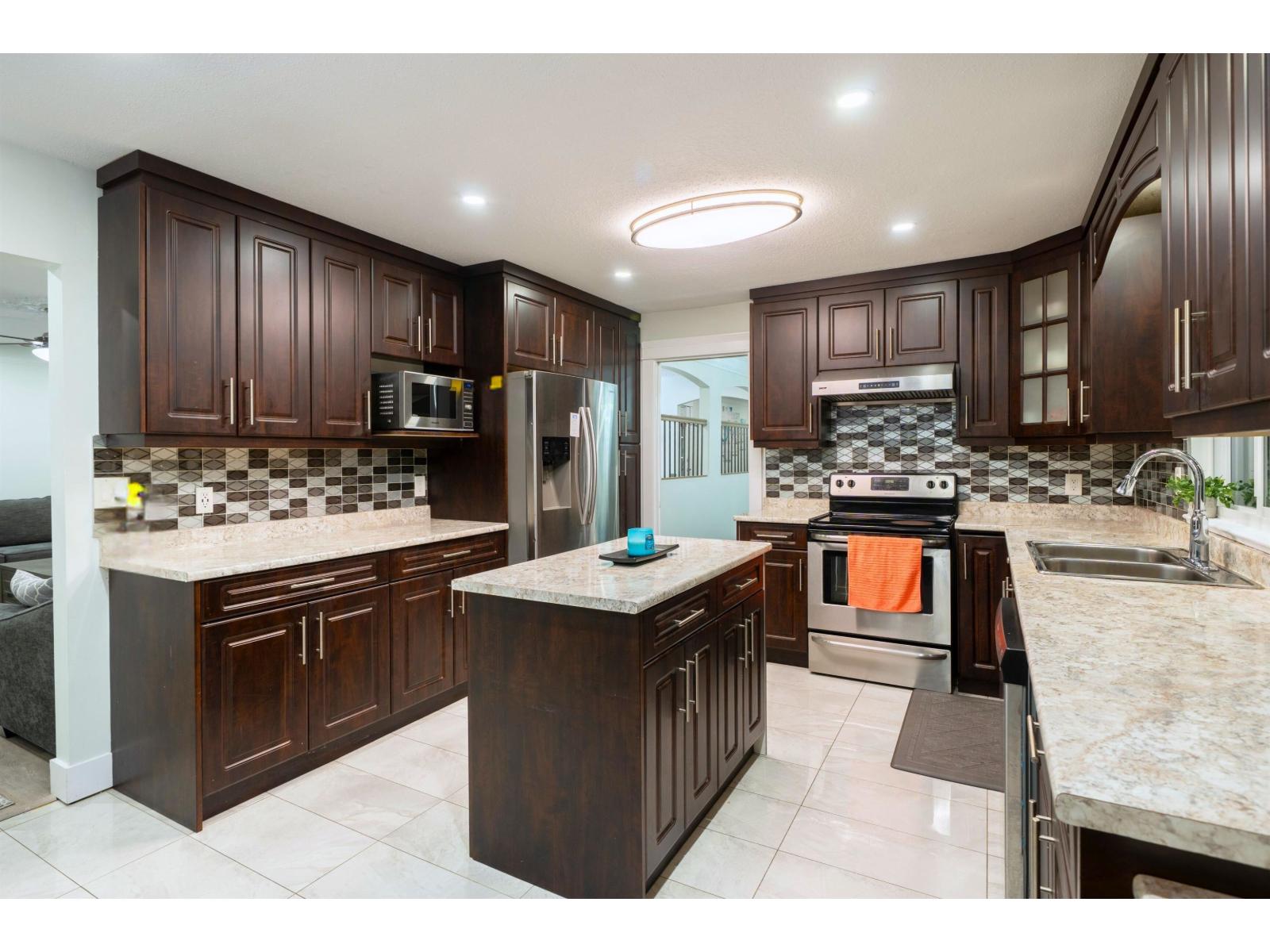 12451 90a Avenue, Surrey, British Columbia  V3V 1C3 - Photo 11 - R3058488