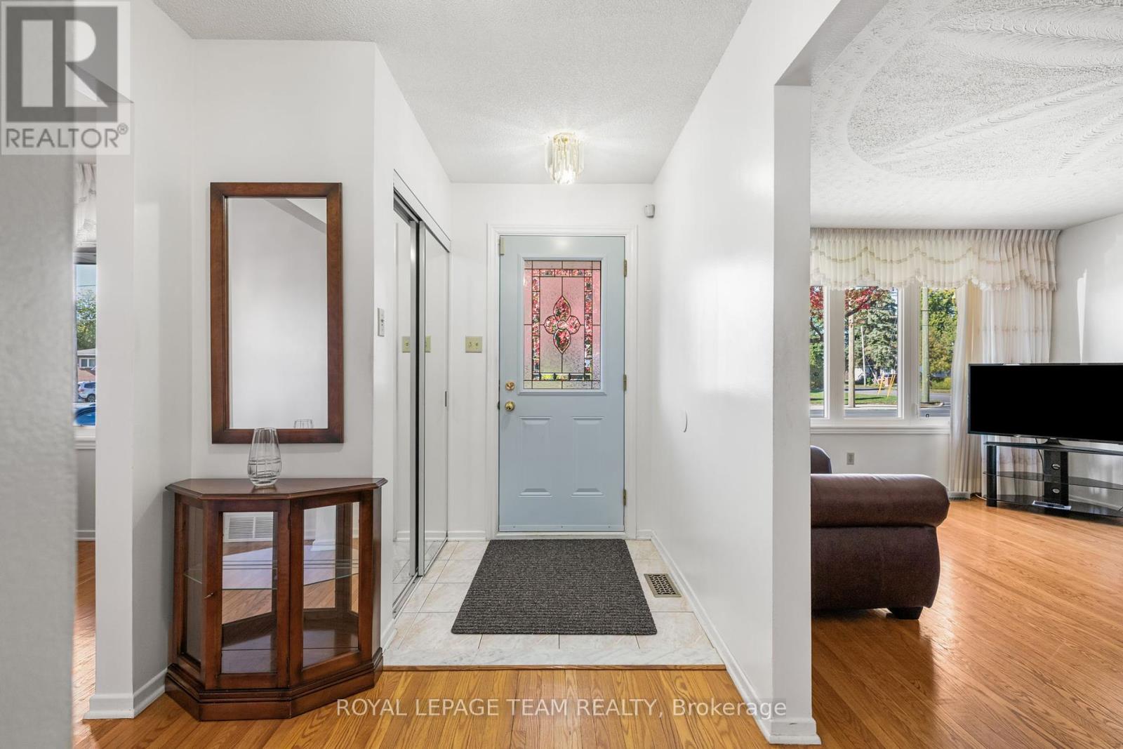 1665 Fisher Avenue, Ottawa, Ontario  K2C 1X9 - Photo 2 - X12466267