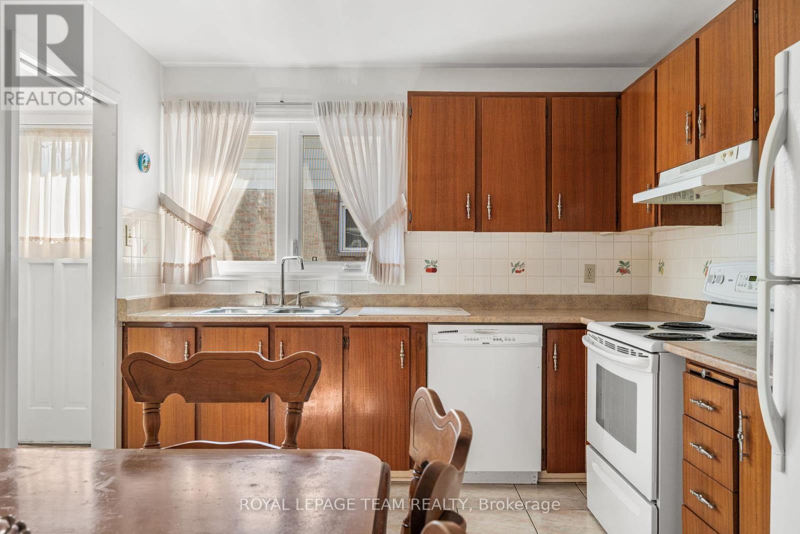 1665 Fisher Avenue, Ottawa, Ontario  K2C 1X9 - Photo 9 - X12466267