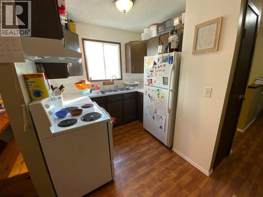 443 4 Avenue Se, Three Hills, Alberta  T0M 2A0 - Photo 2 - A2264341