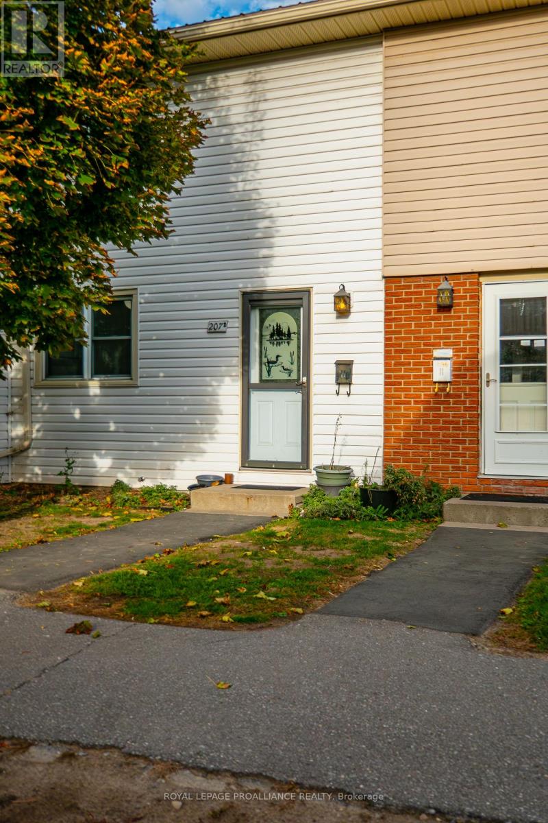 207d North Park Street, Belleville (Belleville Ward), Ontario  K8P 4T9 - Photo 4 - X12466269