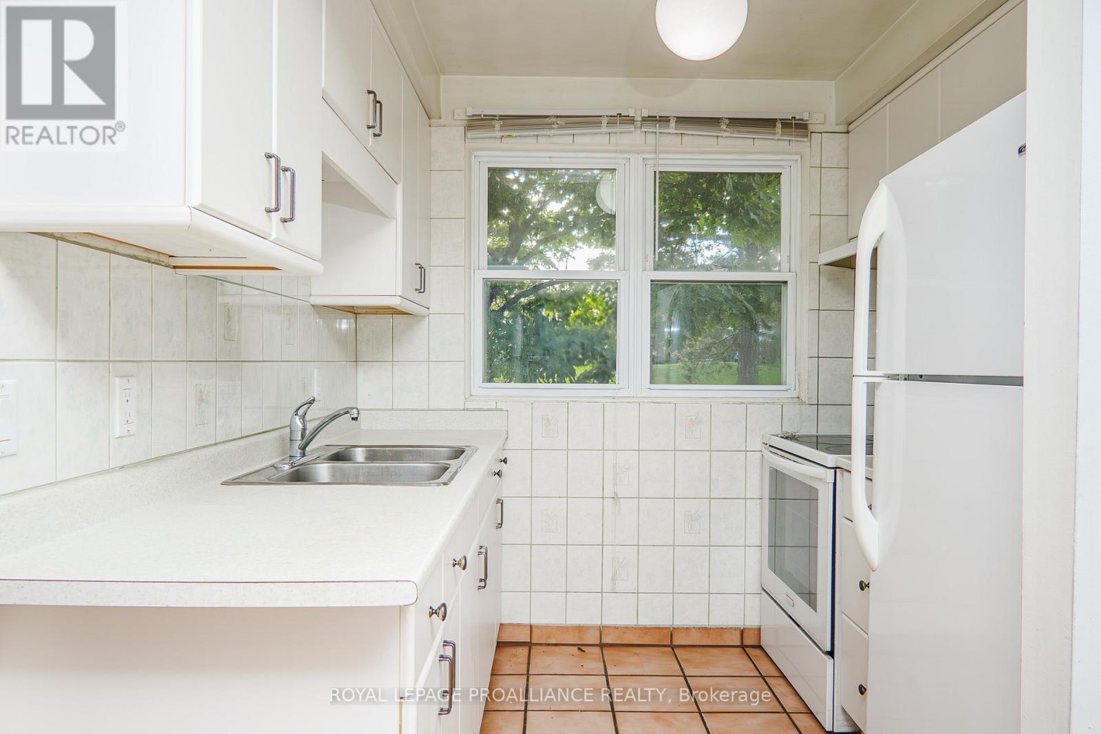 207d North Park Street, Belleville (Belleville Ward), Ontario  K8P 4T9 - Photo 9 - X12466269