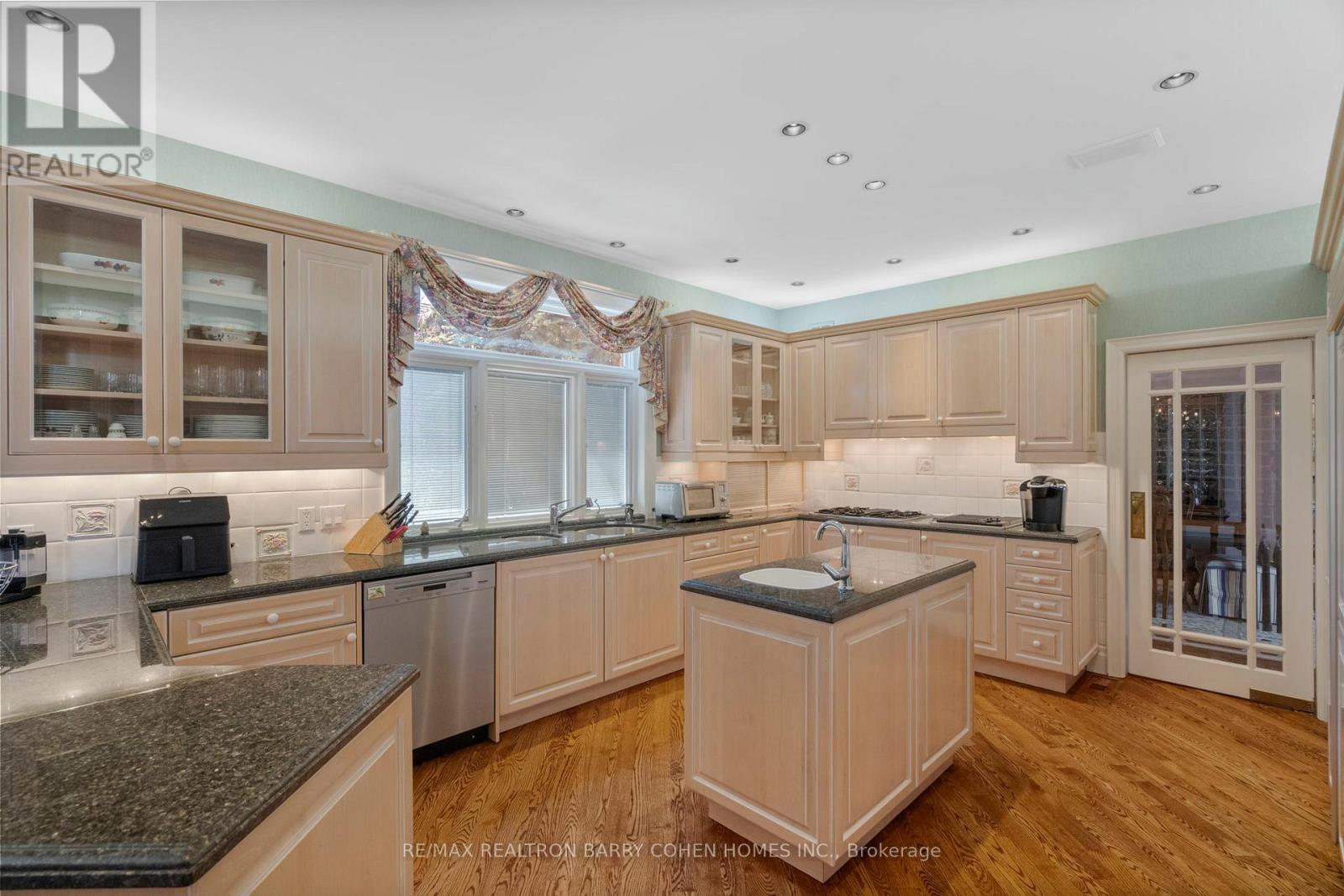 19 Vernham Avenue, Toronto, Ontario  M2L 2B1 - Photo 8 - C12466254