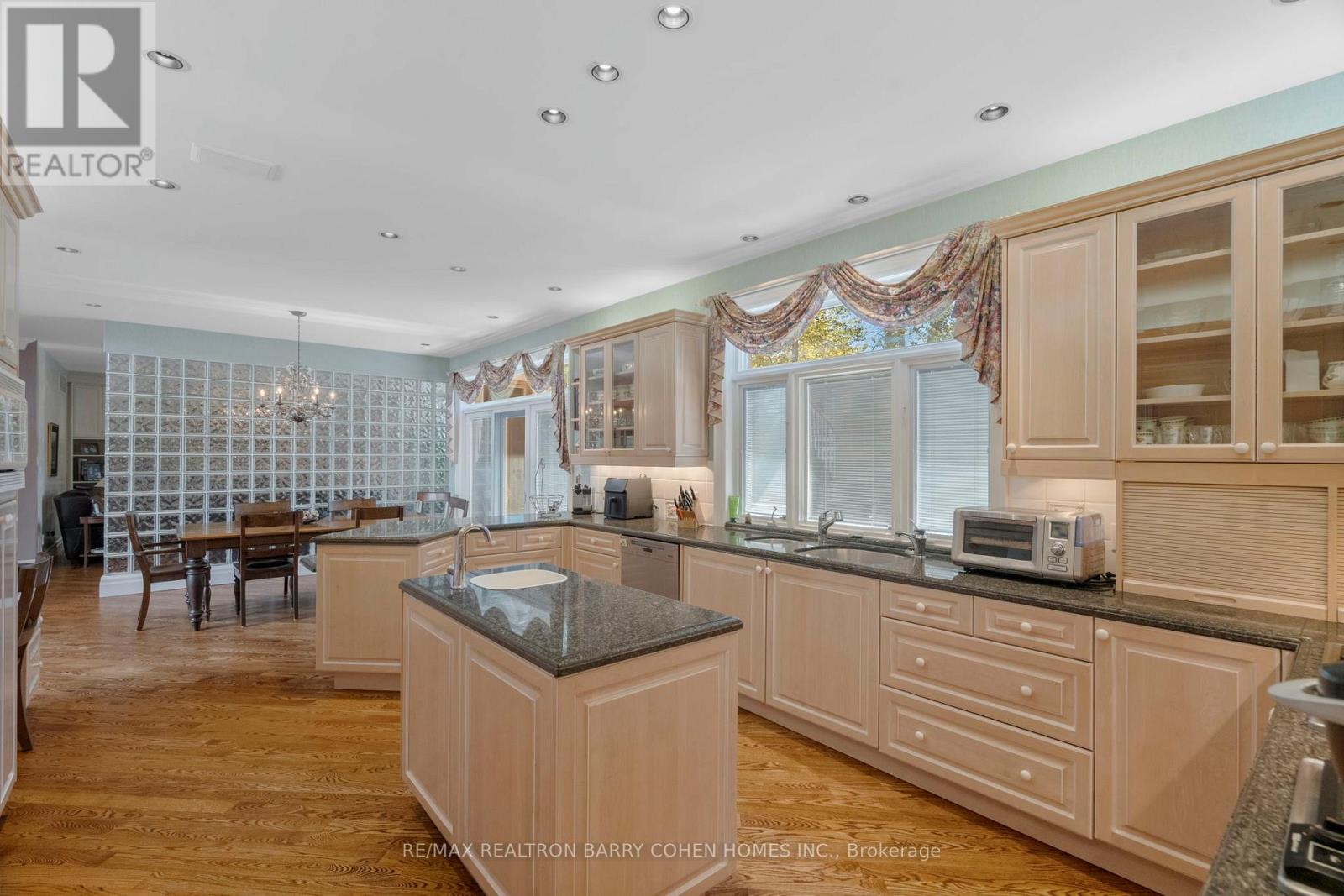 19 Vernham Avenue, Toronto, Ontario  M2L 2B1 - Photo 9 - C12466254