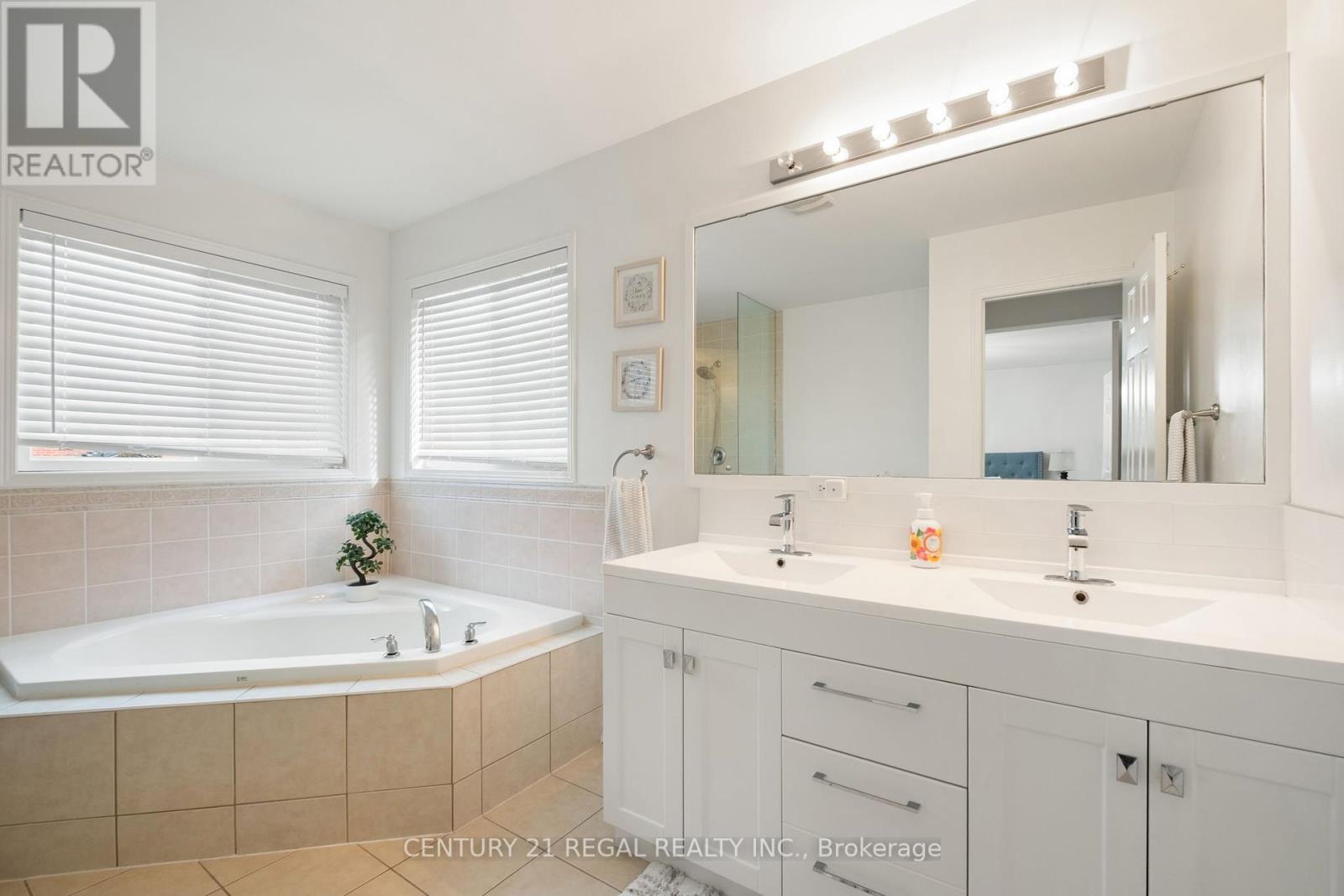 66 Orr Drive, Bradford West Gwillimbury, Ontario  L3Z 0L9 - Photo 19 - N12466151