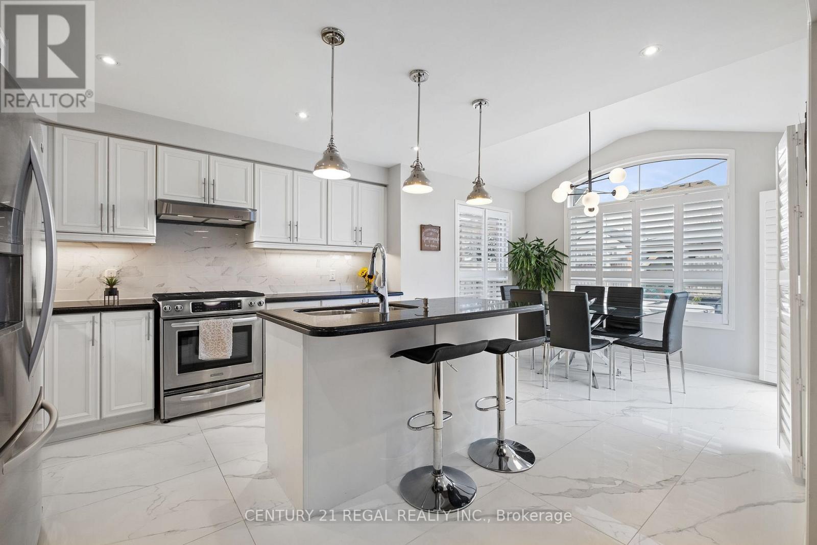 66 Orr Drive, Bradford West Gwillimbury, Ontario  L3Z 0L9 - Photo 3 - N12466151