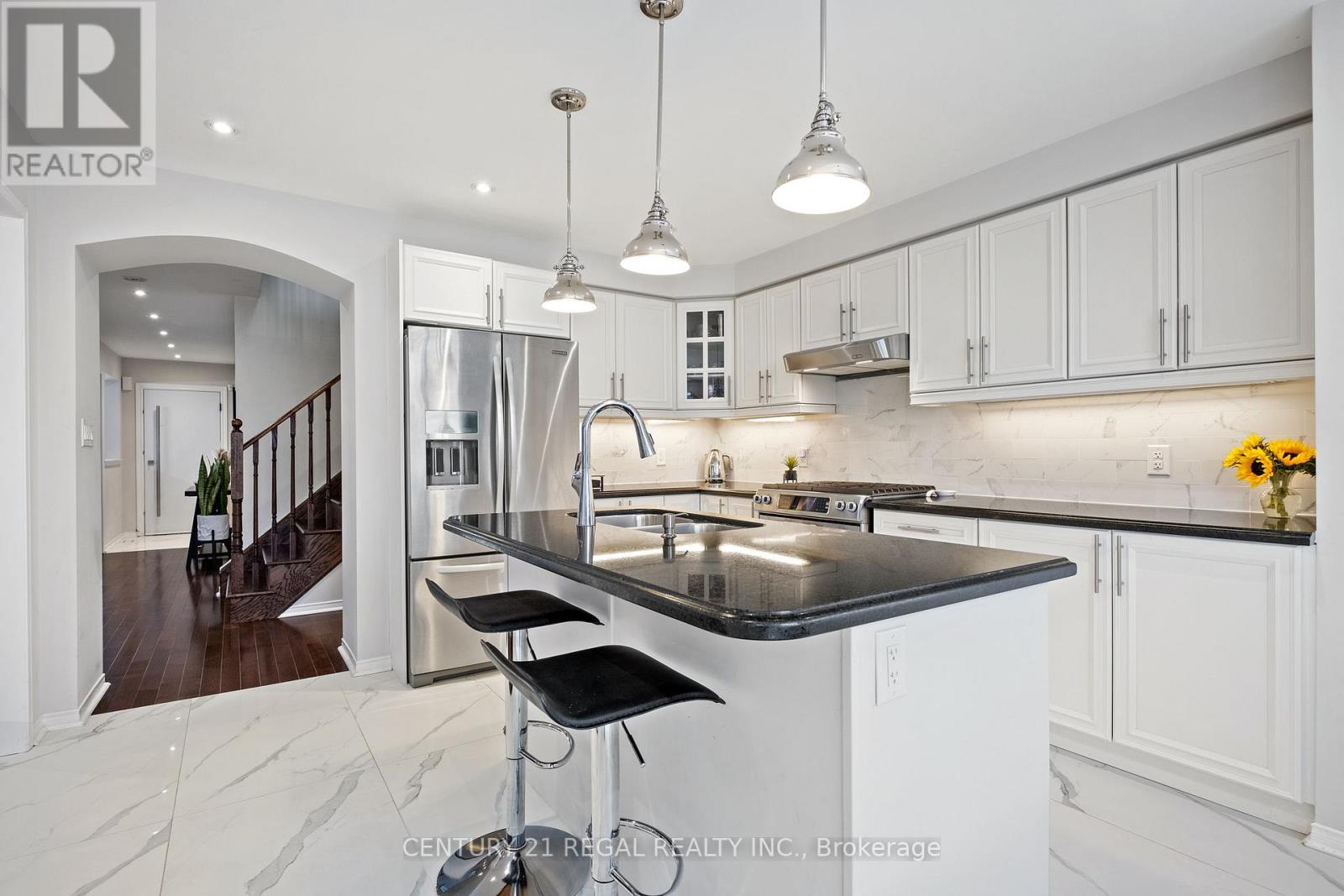 66 Orr Drive, Bradford West Gwillimbury, Ontario  L3Z 0L9 - Photo 4 - N12466151
