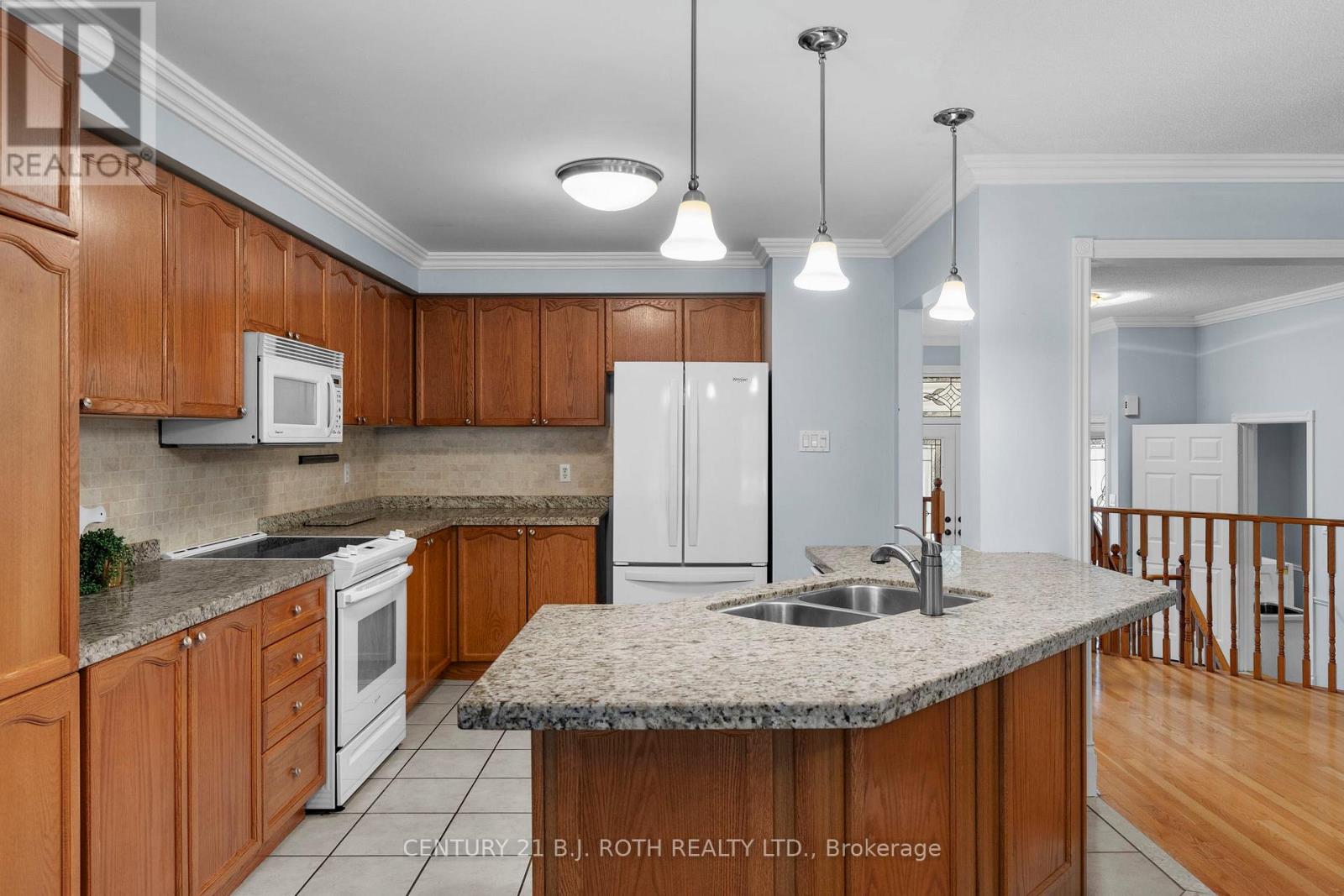7 Trailwood Place, Wasaga Beach, Ontario  L9Z 1M6 - Photo 10 - S12466186