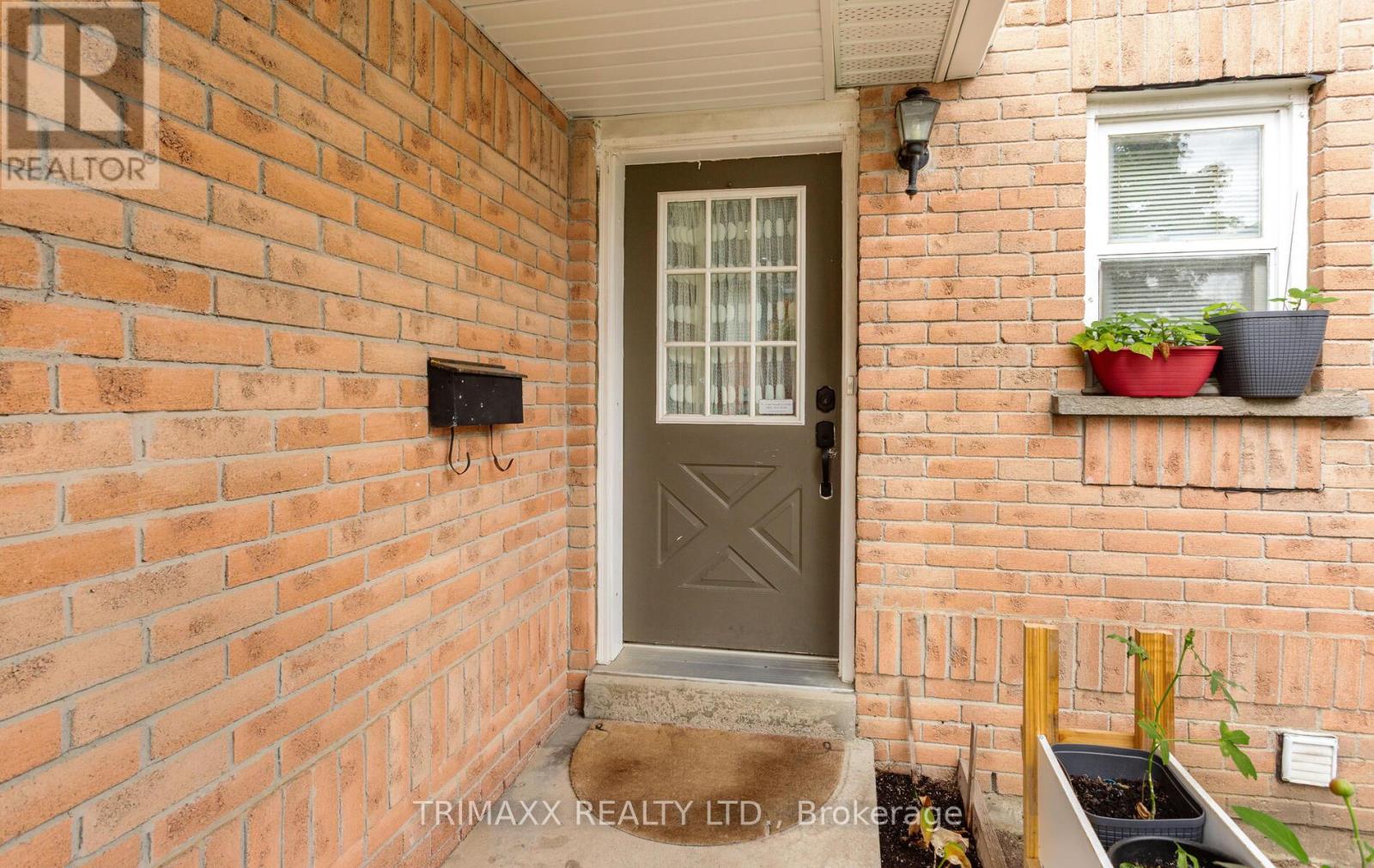 62 Brisbane Court, Brampton, Ontario  L6R 1V4 - Photo 4 - W12466115