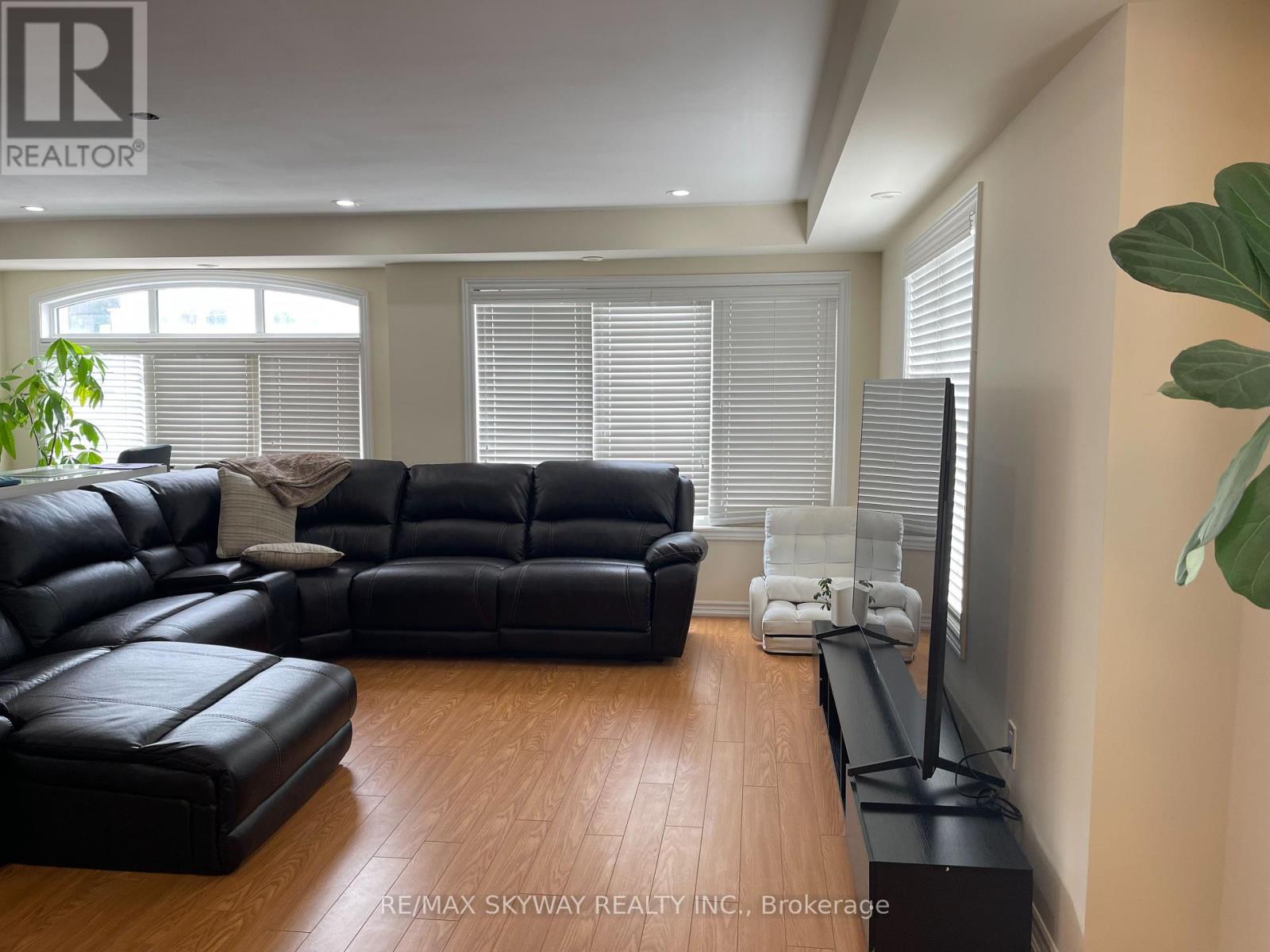 103 - 200 Veterans Drive, Brampton, Ontario  L7A 4S6 - Photo 6 - W12466140